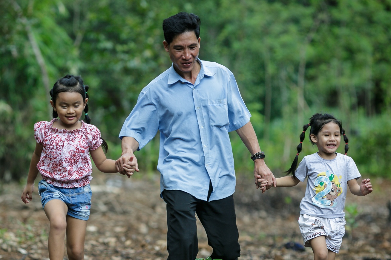 Hai nam sau cuoc tro ve cua be gai bi trao nham o Binh Phuoc hinh anh