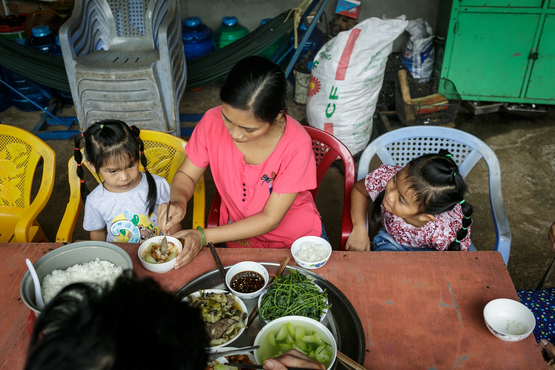 Cuoc song moi cua hai be tung bi ho sinh trao nham o Binh Phuoc hinh anh