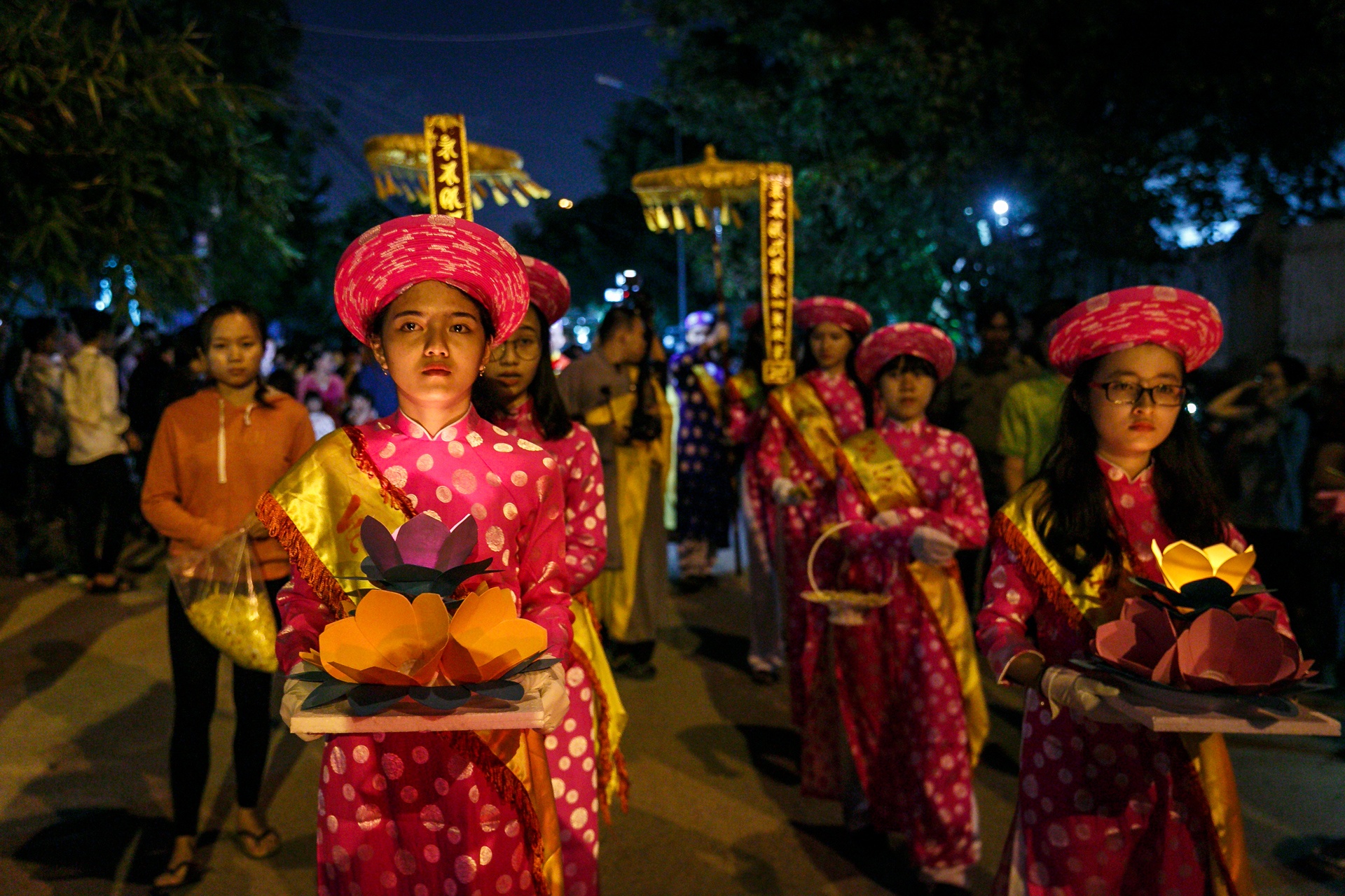 nguoi sai gon chen chan di tha hoa dang ngay le vu lan anh 10