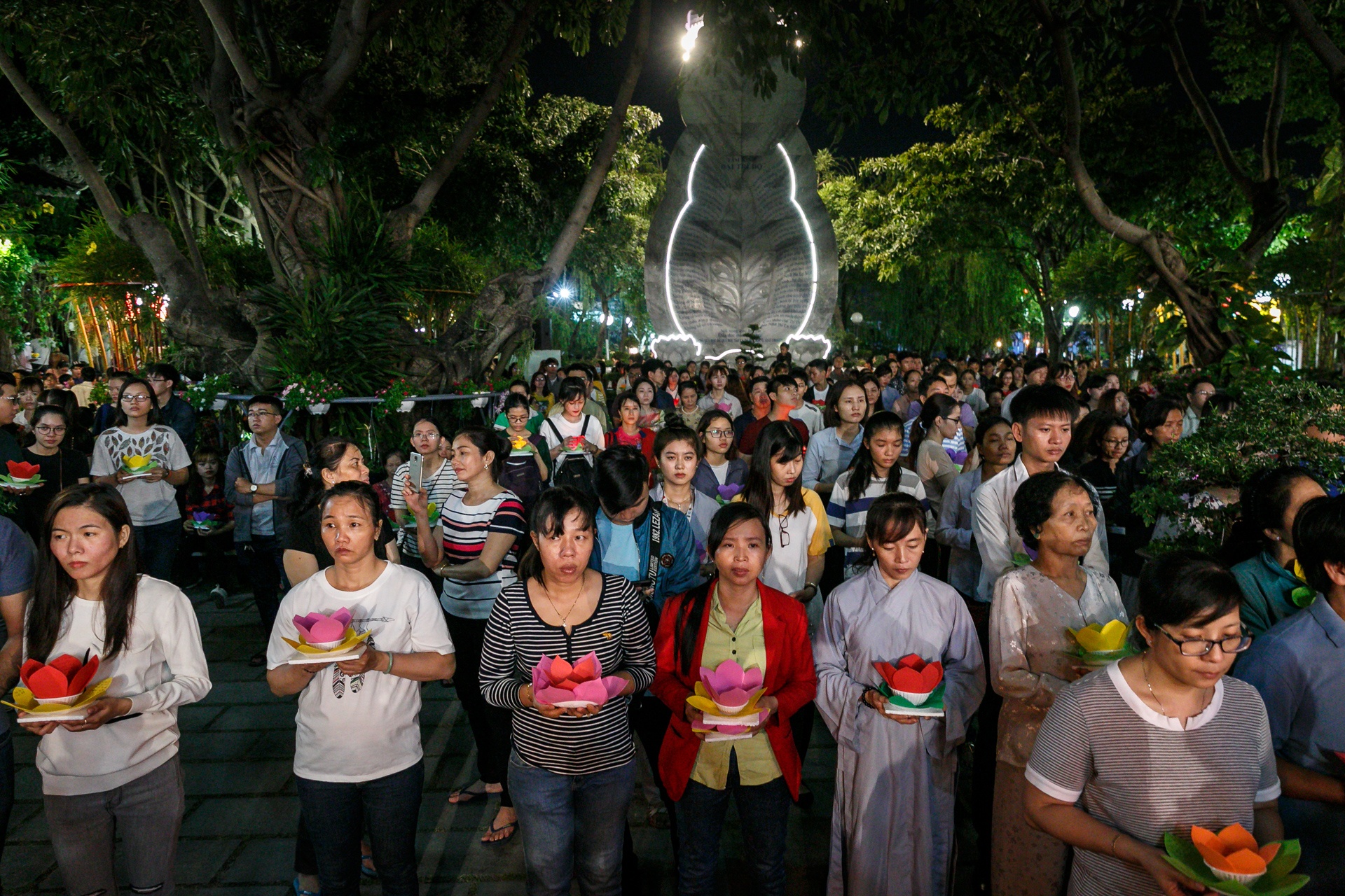 nguoi sai gon chen chan di tha hoa dang ngay le vu lan anh 2