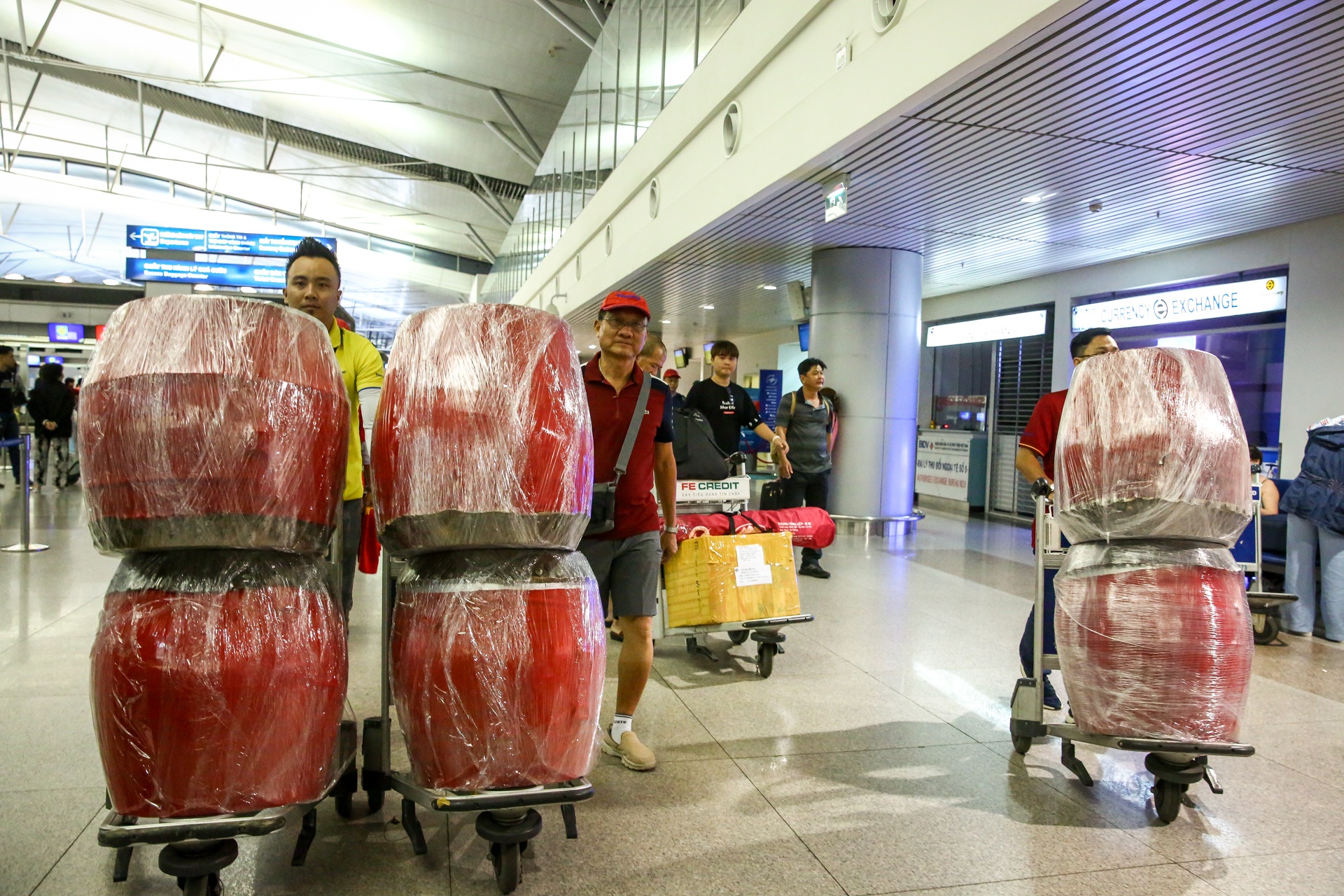 hang tram nguoi ham mo di tiep lua cho Olympic Viet Nam anh 11