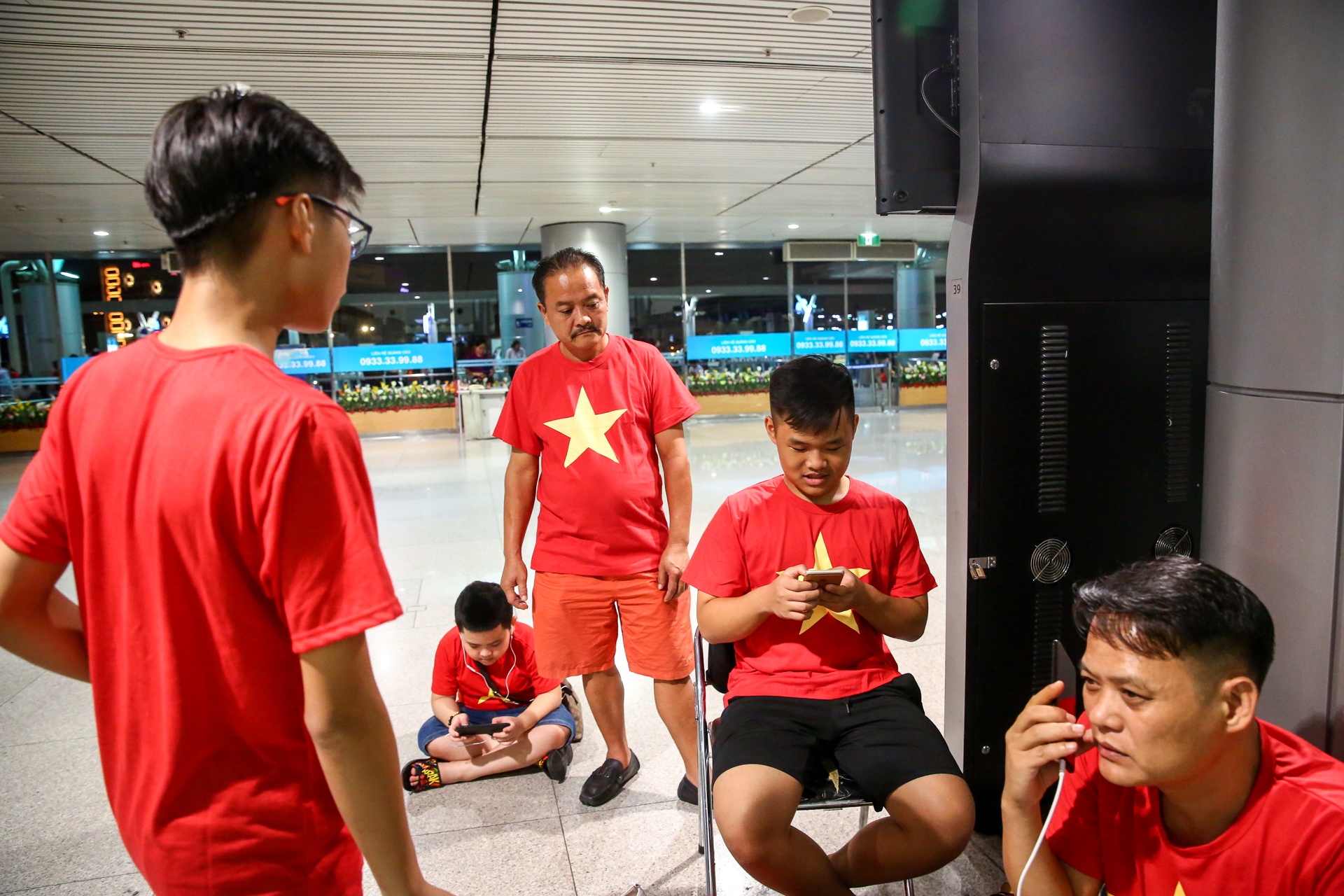 hang tram nguoi ham mo di tiep lua cho Olympic Viet Nam anh 8