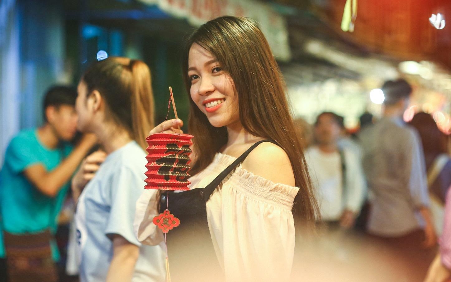 Gioi tre chen chan chup anh nhung it mua hang o pho long den Sai Gon hinh anh