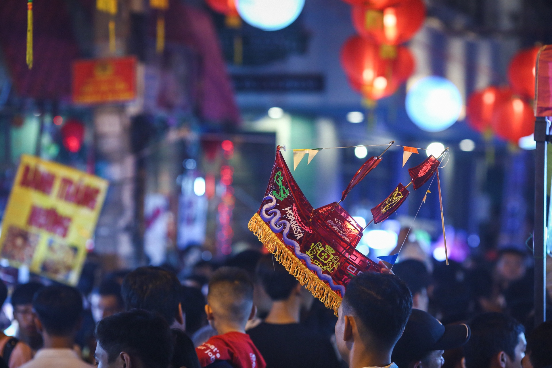 Nguoi dan chen chuc dao pho long den Sai Gon hinh anh