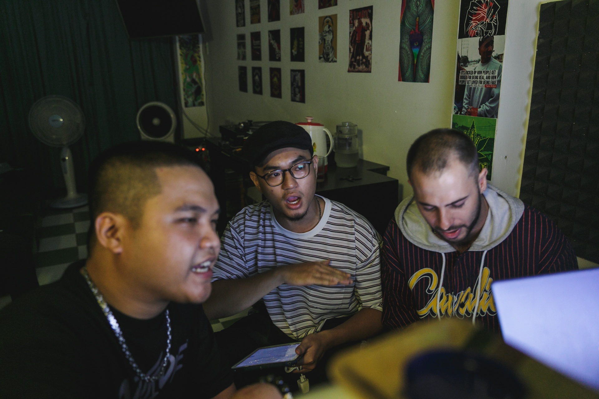 Mot buoi thu am cua ban nhac Hazard Clique hinh anh