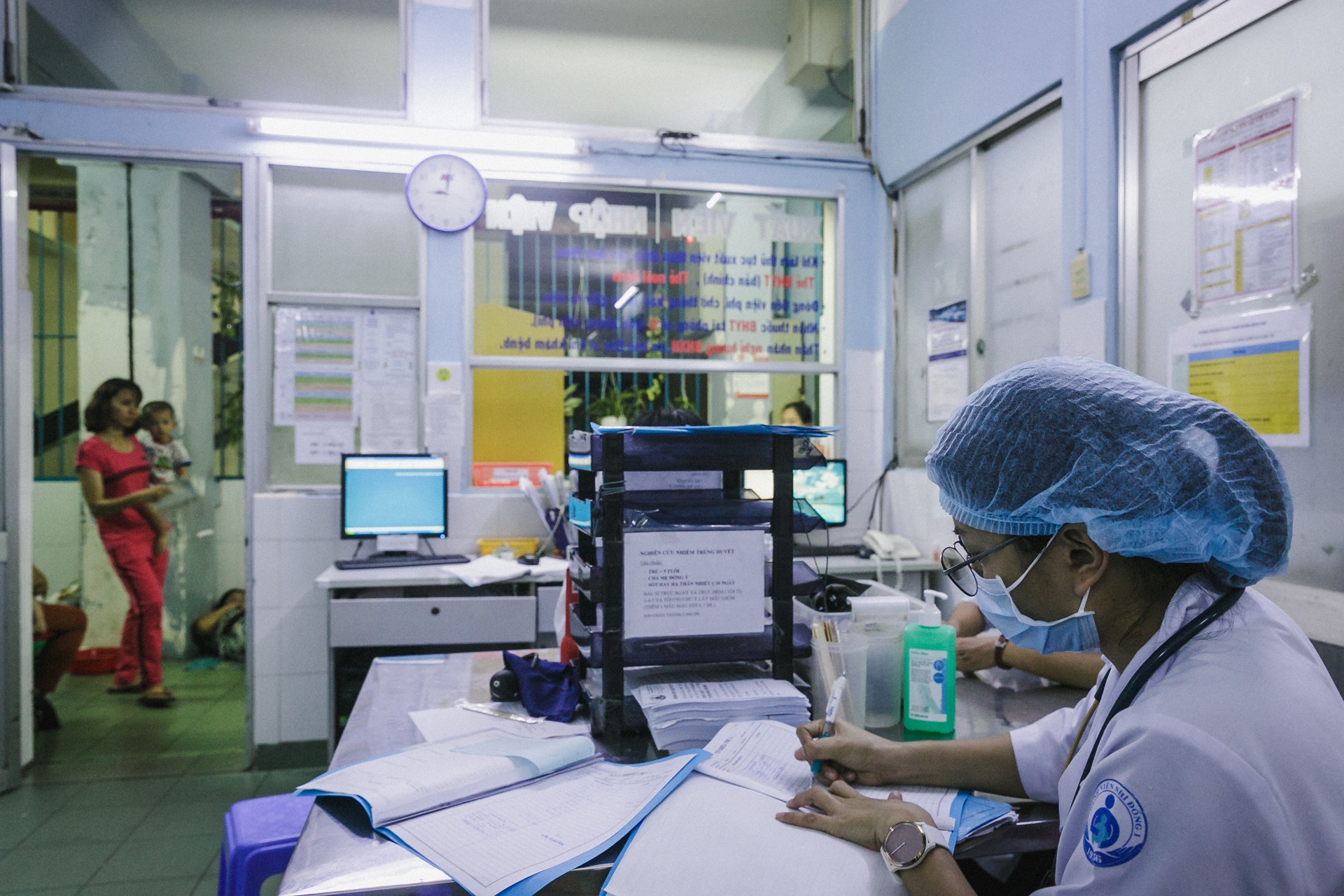 bệnh viện nhi Sài Gòn ‘vỡ trận’ vì dịch chồng dịch ảnh 16 benh vien nhi Sai Gon ‘vo tran’ vi dich chong dich anh 16