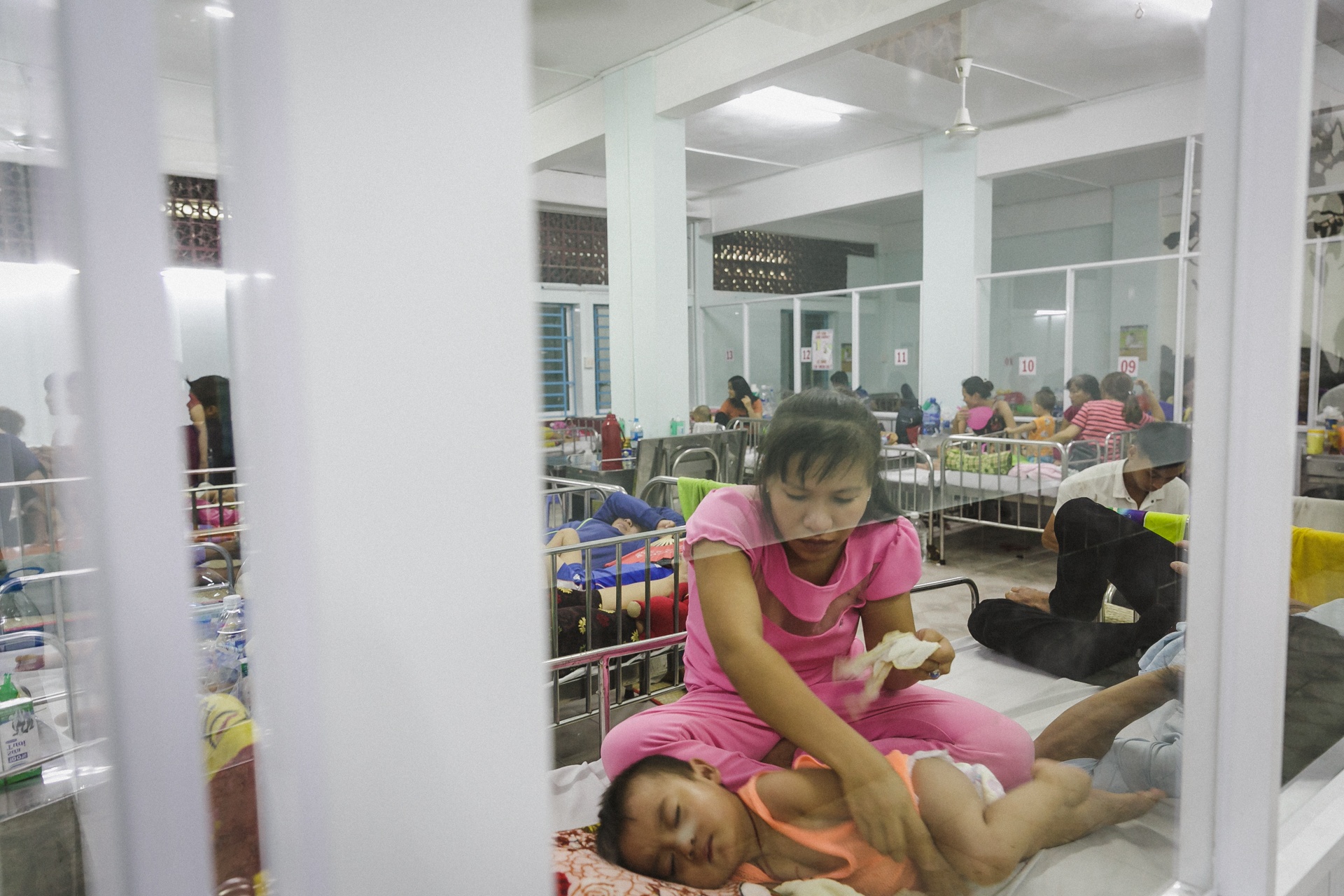 bệnh viện nhi Sài Gòn ‘vỡ trận’ vì dịch chồng dịch ảnh 26 benh vien nhi Sai Gon ‘vo tran’ vi dich chong dich anh 26