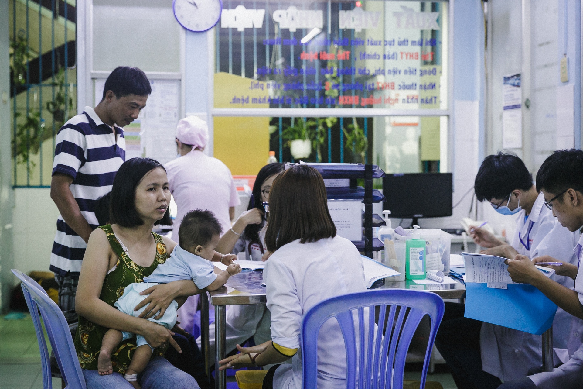 bệnh viện nhi Sài Gòn ‘vỡ trận’ vì dịch chồng dịch ảnh 23 benh vien nhi Sai Gon ‘vo tran’ vi dich chong dich anh 23