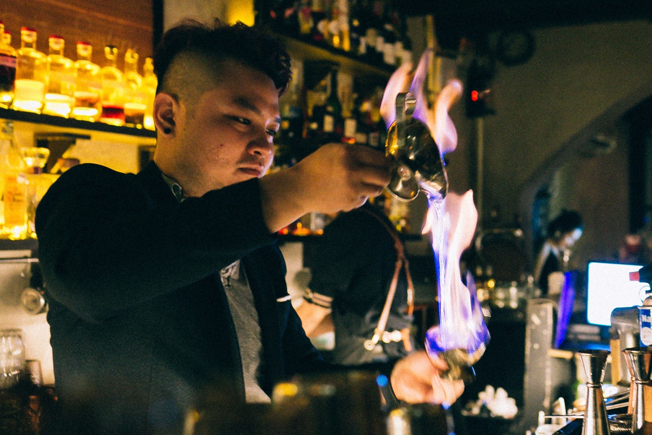 Mot dem cua anh chang bartender Sai Gon hinh anh