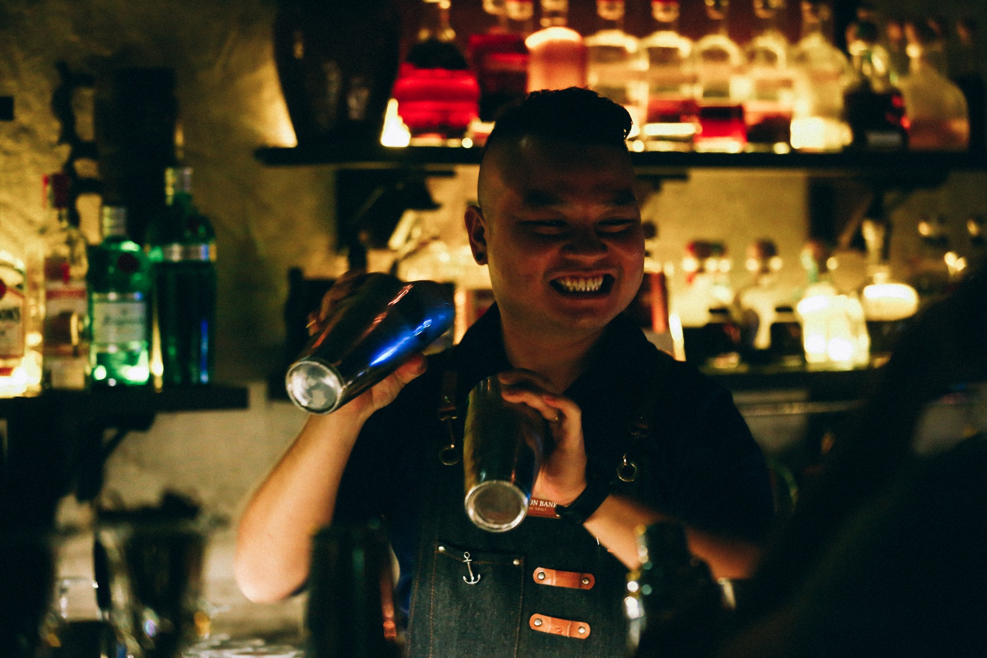 Chang bartender bieu dien ky nang pha che cocktail hinh anh