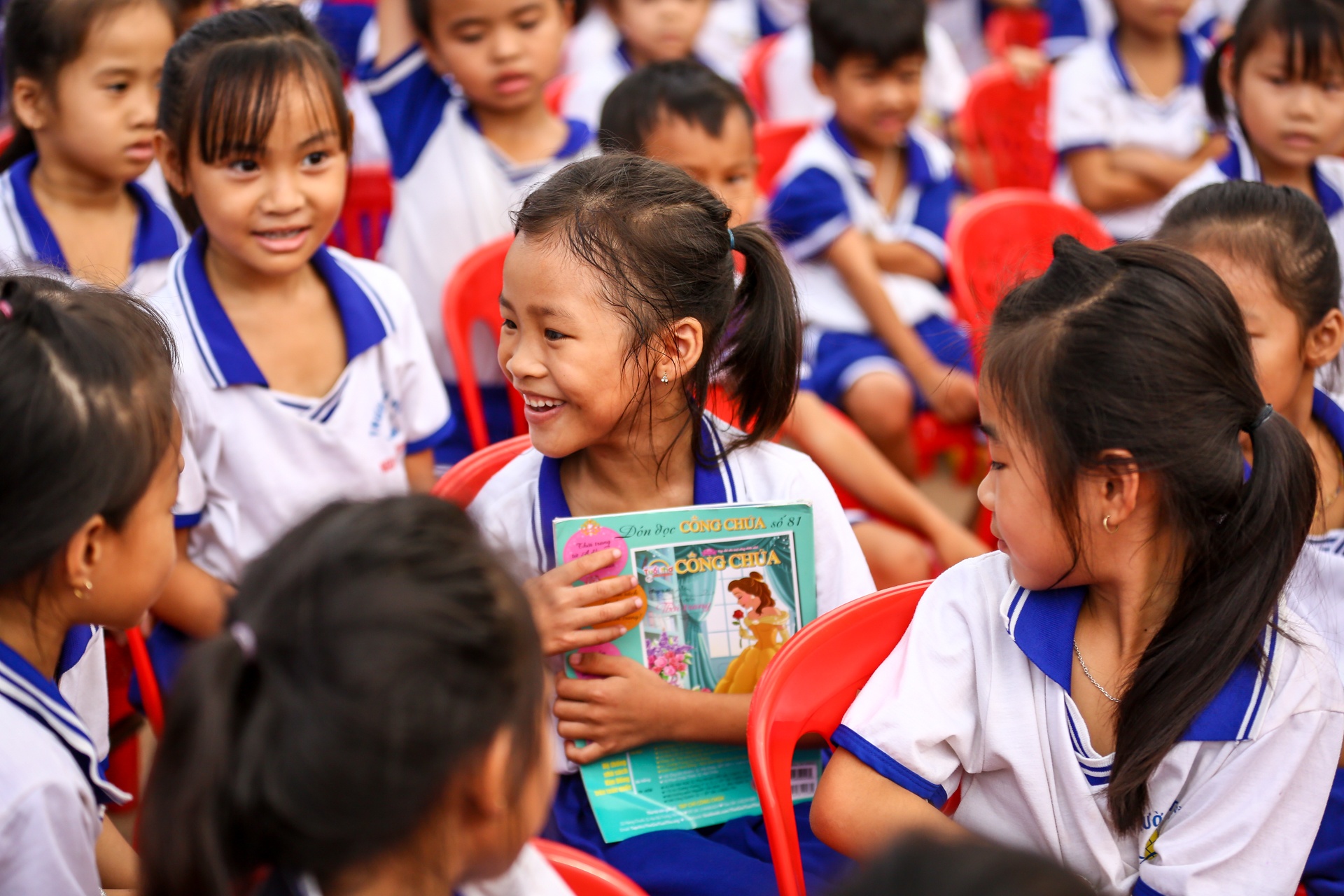 Hoc sinh vung bien gioi Tay Ninh hao huc khi nhan duoc sach hay hinh anh