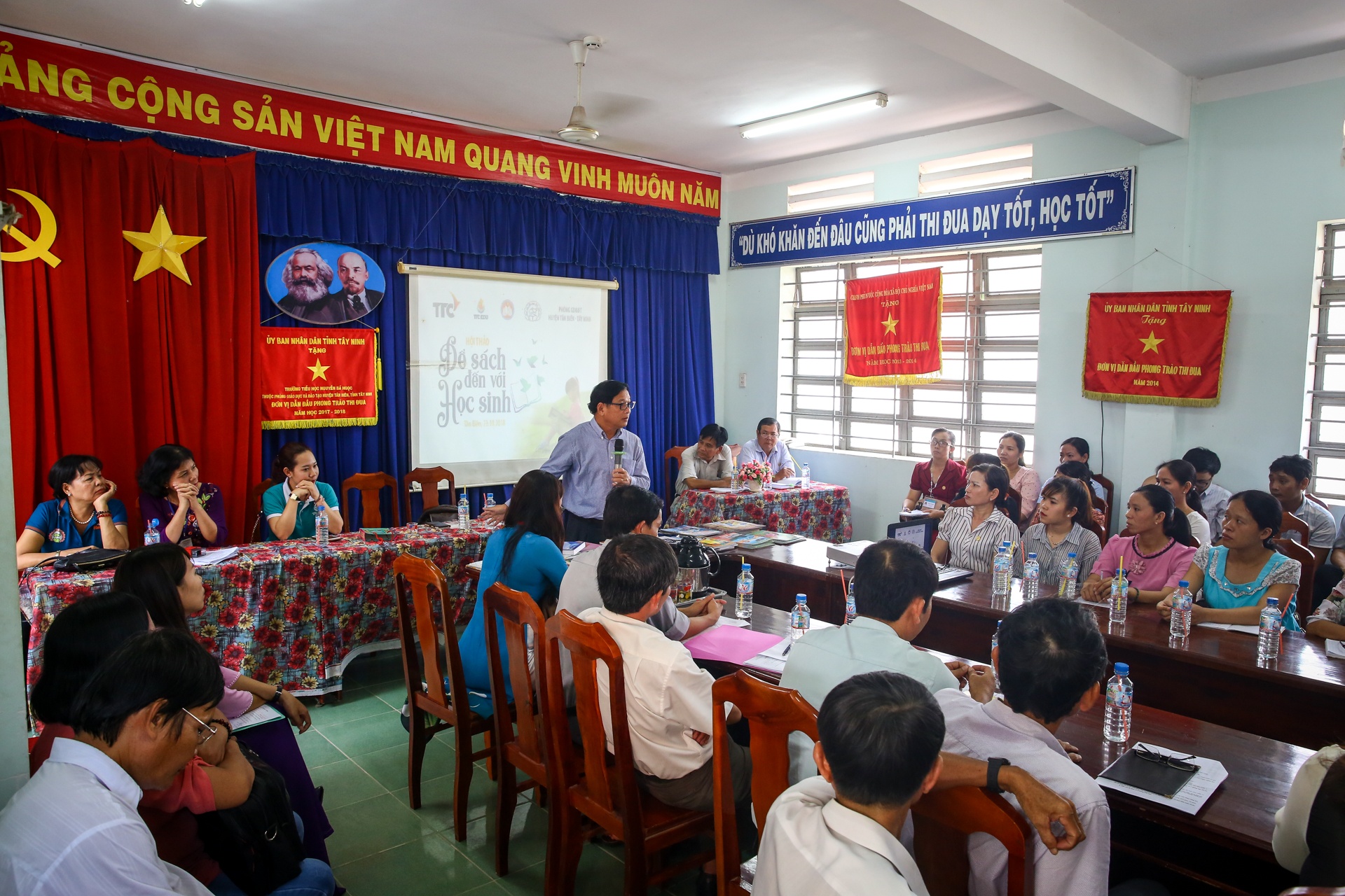 du an mang sach hay den voi hoc sinh tieu hoc cua 4 co giao day van anh 10