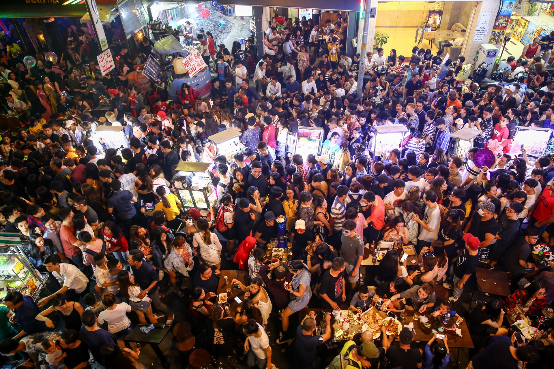 ma quy ken cung pho tay bui vien ngay Halloween anh 1