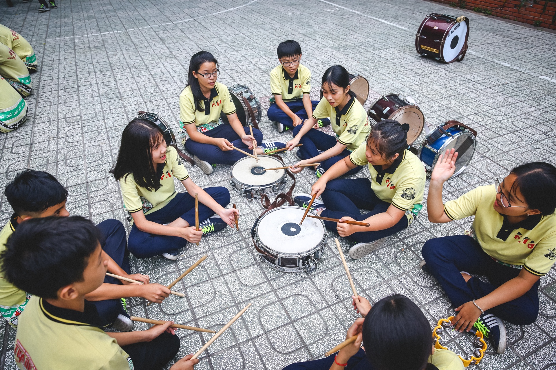 thầy giáo địa lý và đội kèn tí hon  ảnh 21 thay giao dia ly va doi ken ti hon anh 21