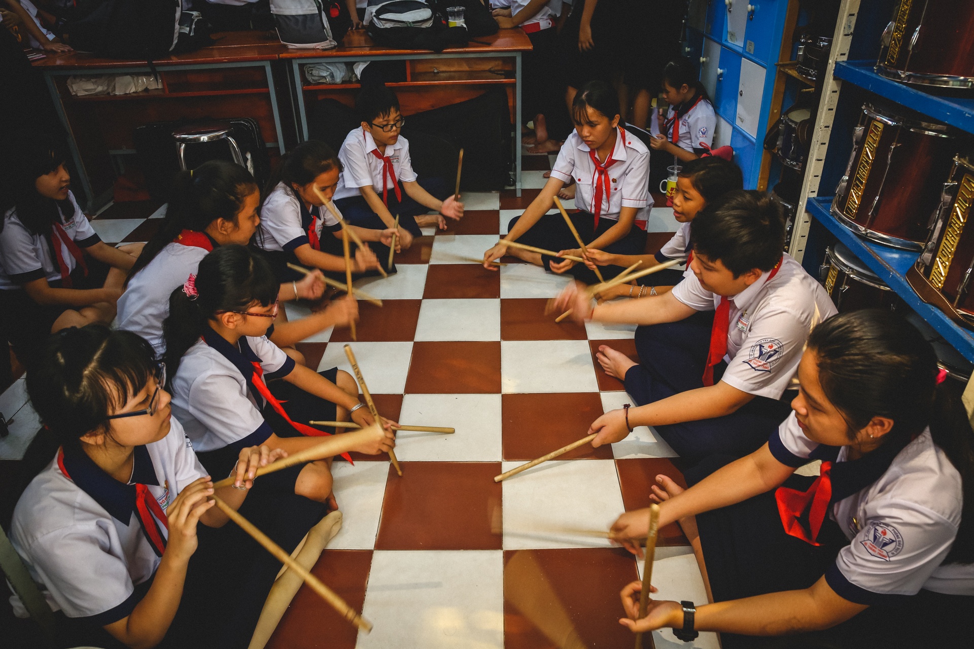 thầy giáo địa lý và đội kèn tí hon  ảnh 22 thay giao dia ly va doi ken ti hon anh 22