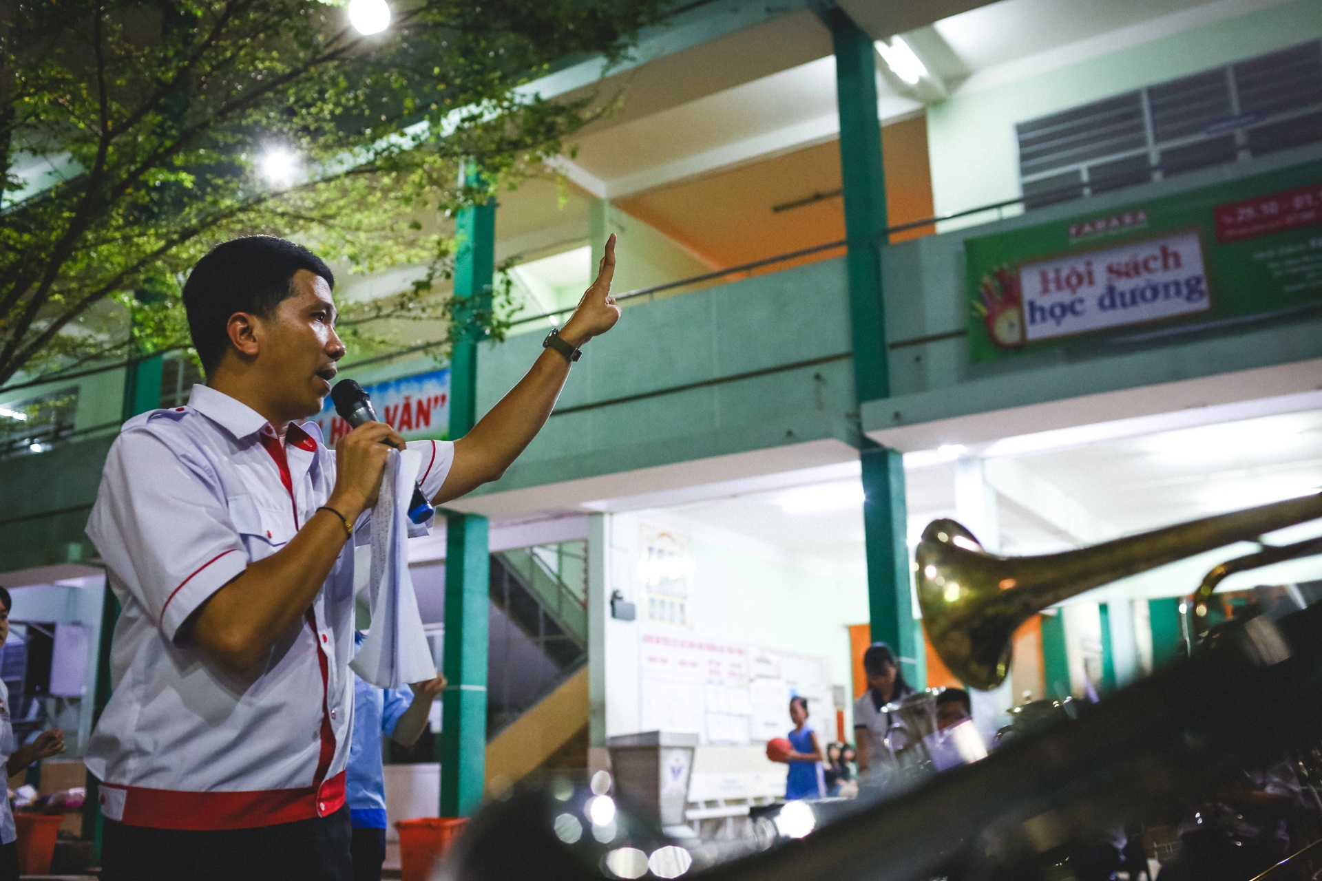 thầy giáo địa lý và đội kèn tí hon  ảnh 2 thay giao dia ly va doi ken ti hon anh 2