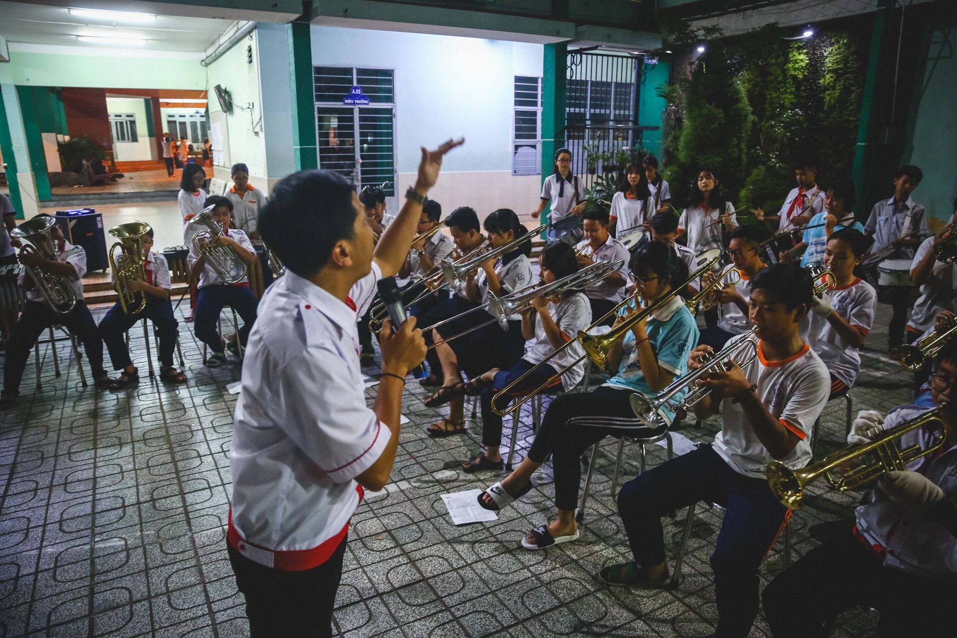 thầy giáo địa lý và đội kèn tí hon  ảnh 33 thay giao dia ly va doi ken ti hon anh 33