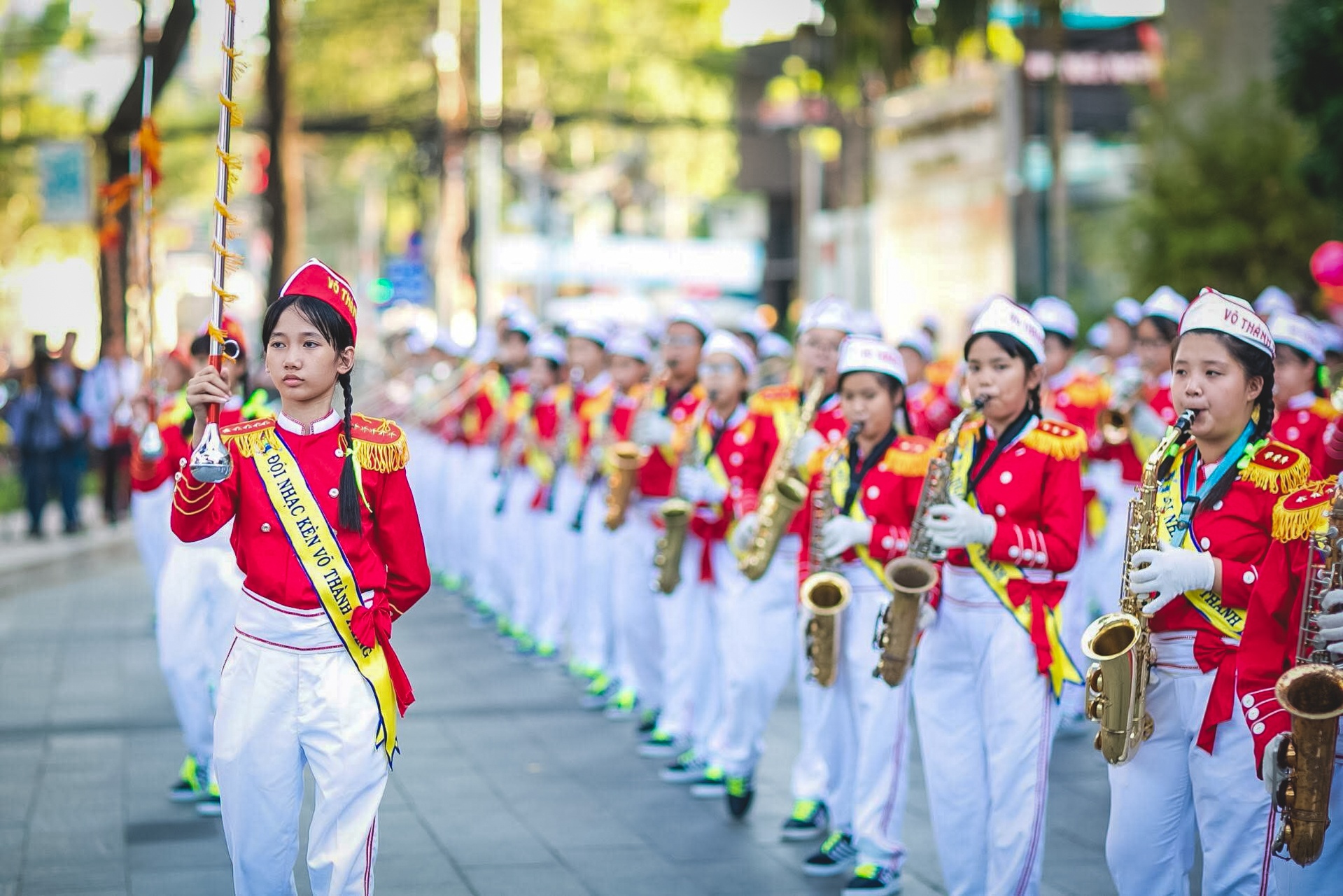 thầy giáo địa lý và đội kèn tí hon  ảnh 1 thay giao dia ly va doi ken ti hon anh 1