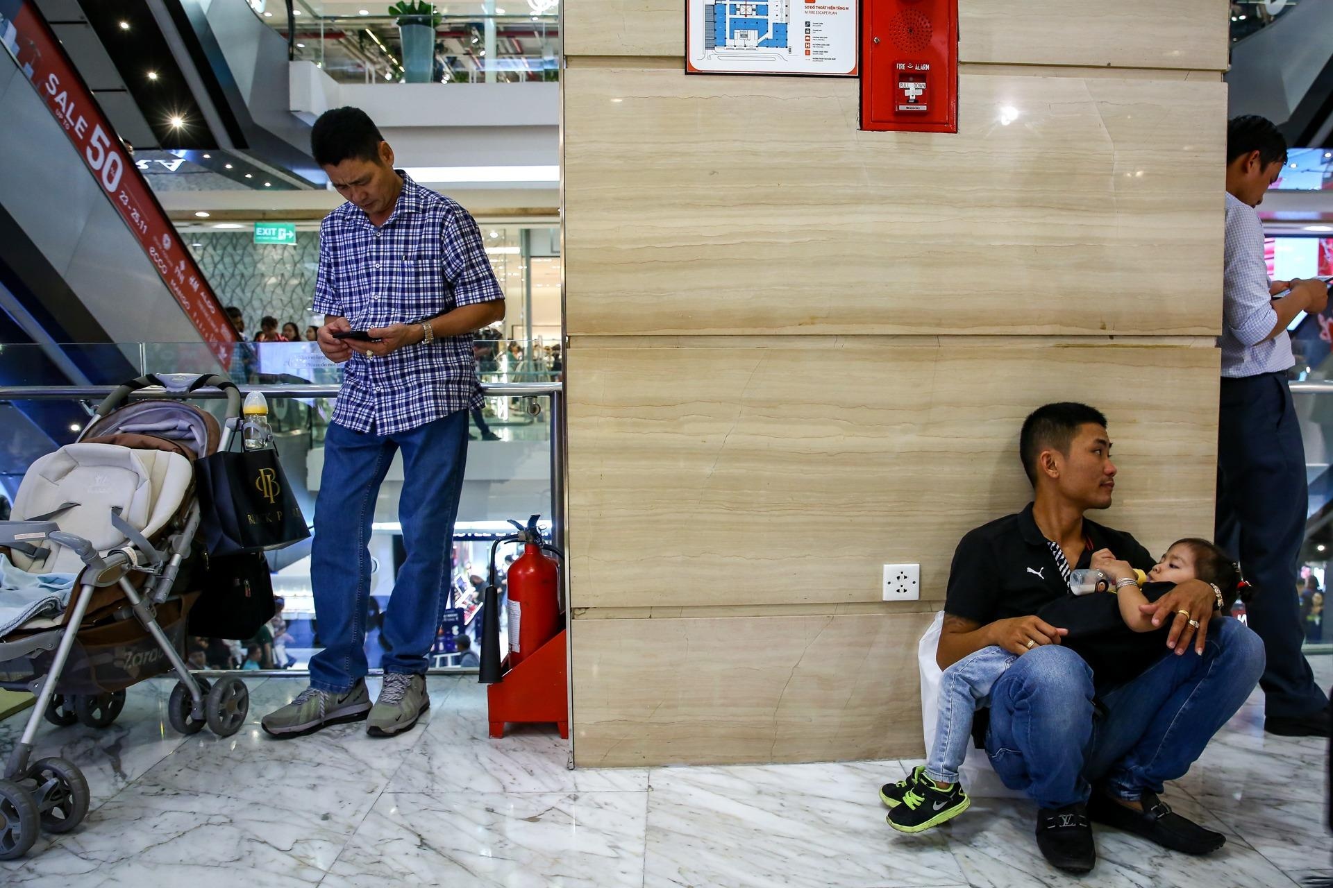 Trong con cho vo san hang giam gia Black Friday hinh anh