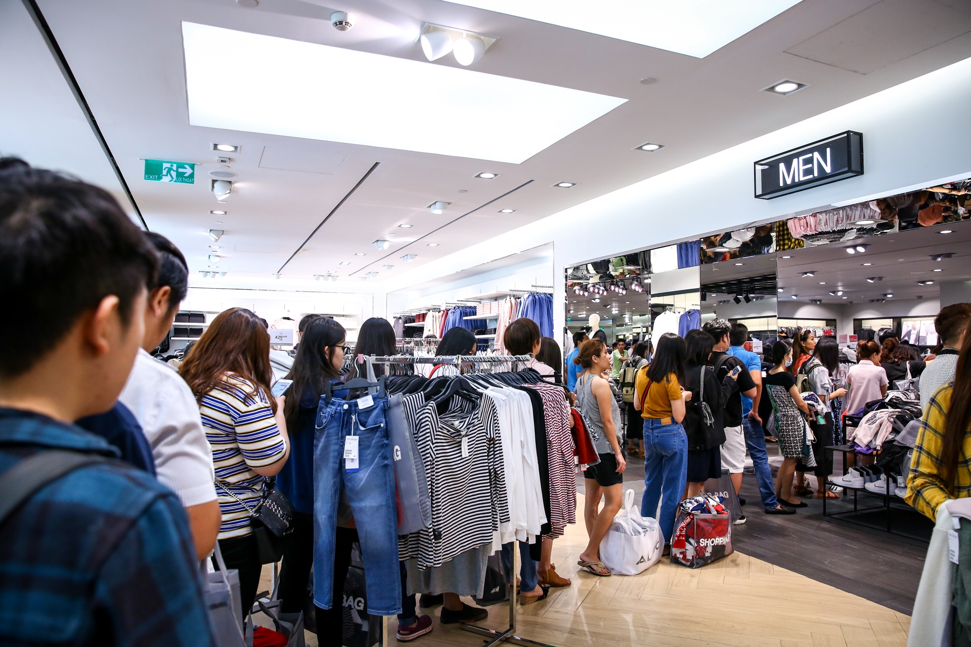 dan cong so tron viec di san hang giam gia black friday anh 14