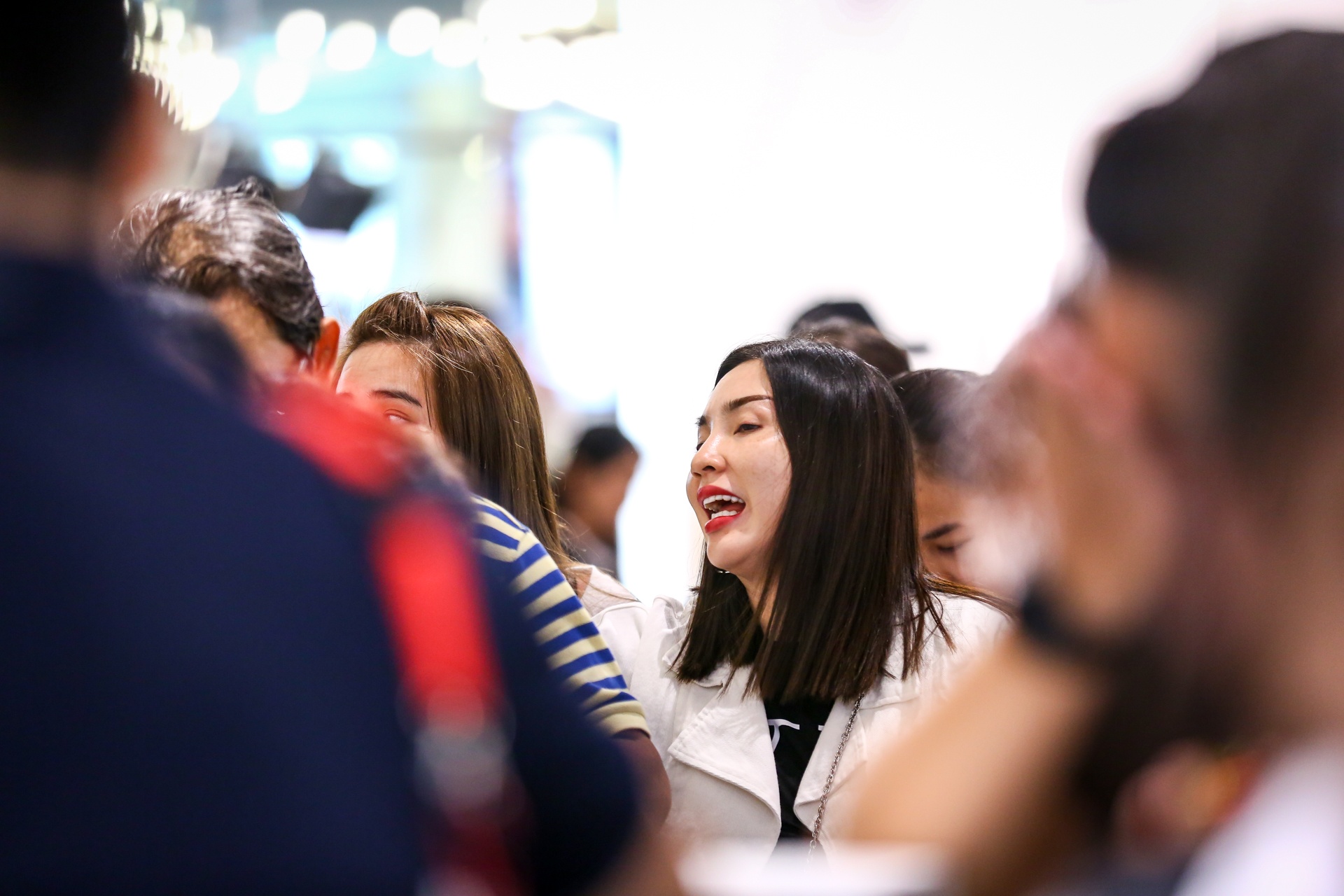 Canh mua sam tap nap o trung tam thuong mai ngay Black Friday hinh anh