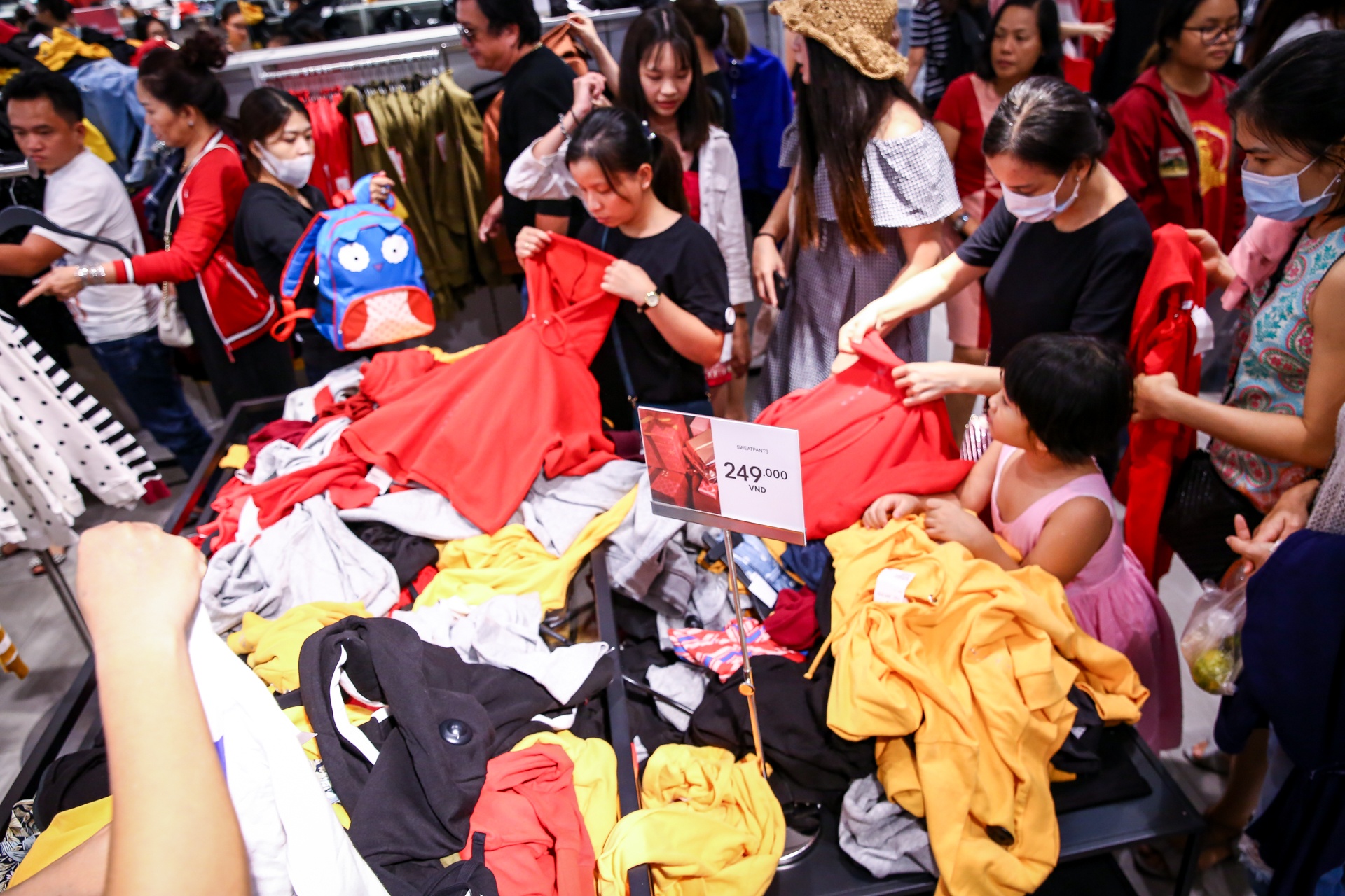 dan cong so tron viec di san hang giam gia black friday anh 9