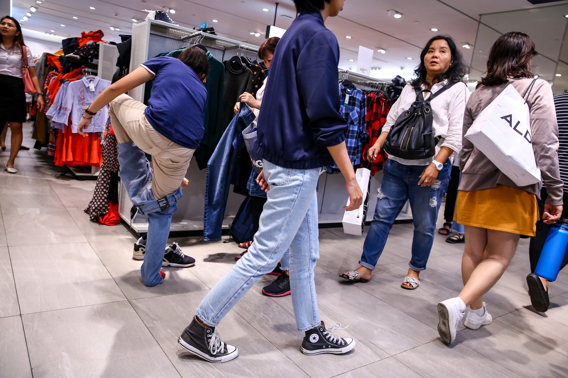 dan cong so tron viec di san hang giam gia black friday anh 13