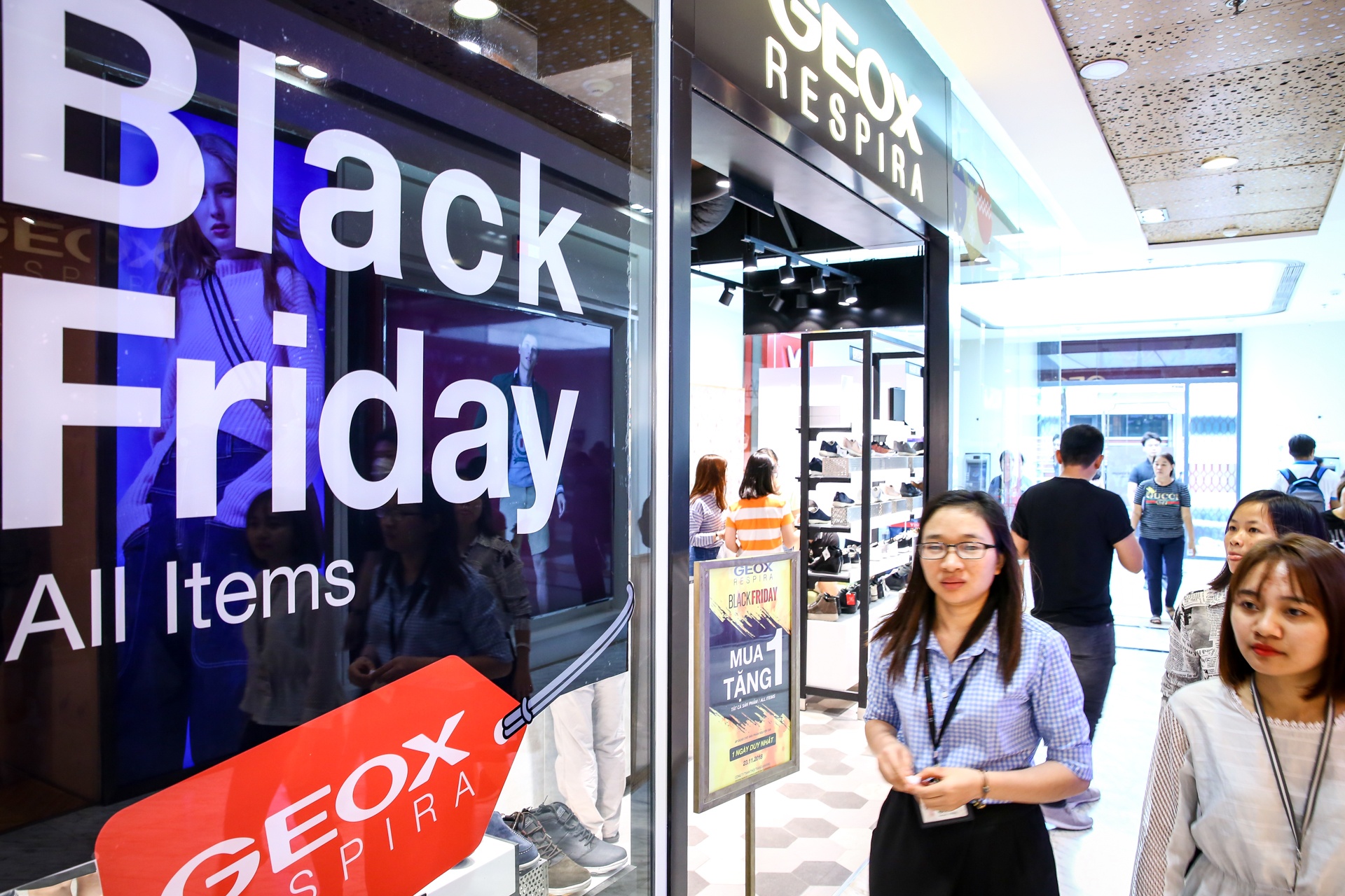 dan cong so tron viec di san hang giam gia black friday anh 3