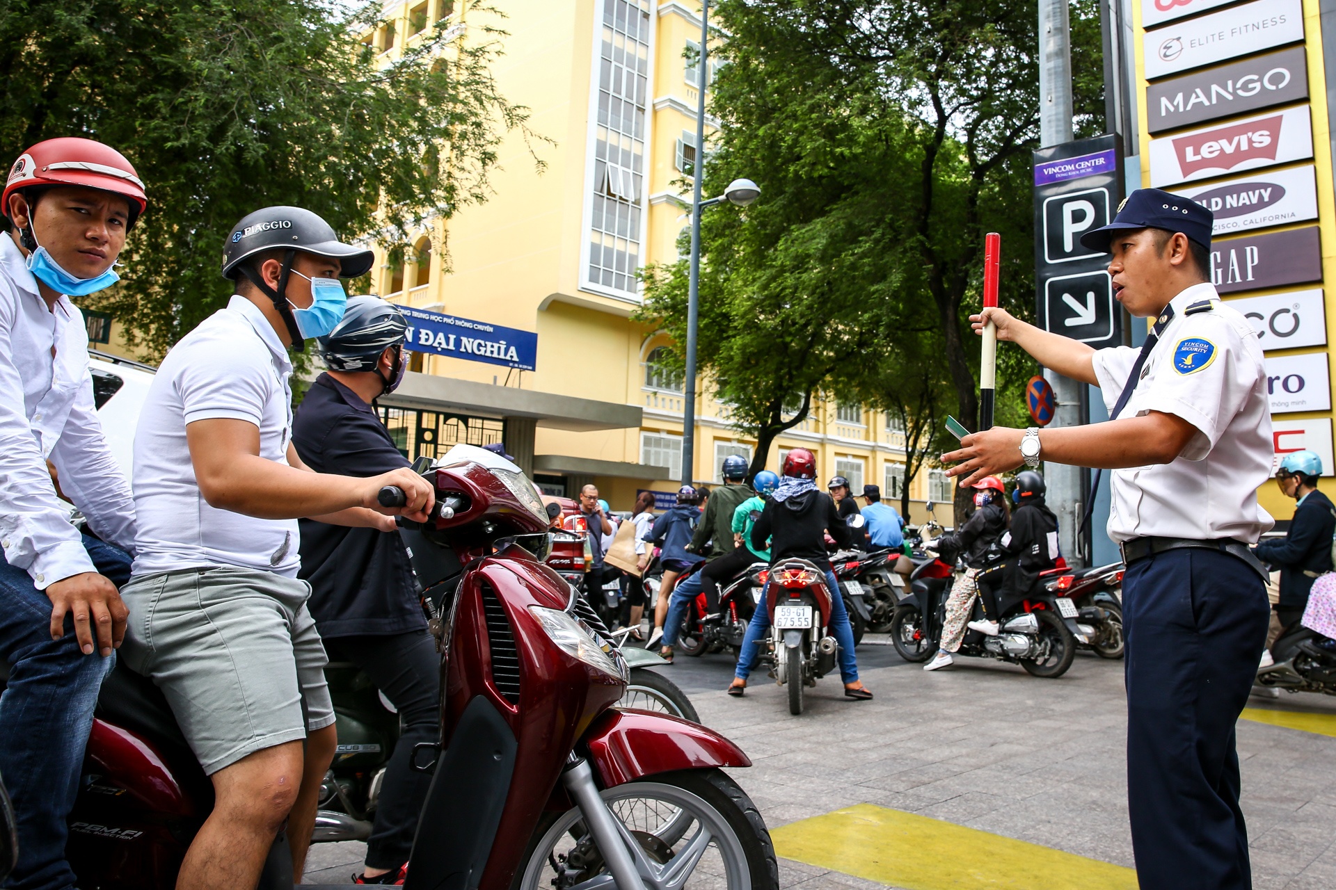 dan cong so tron viec di san hang giam gia black friday anh 2