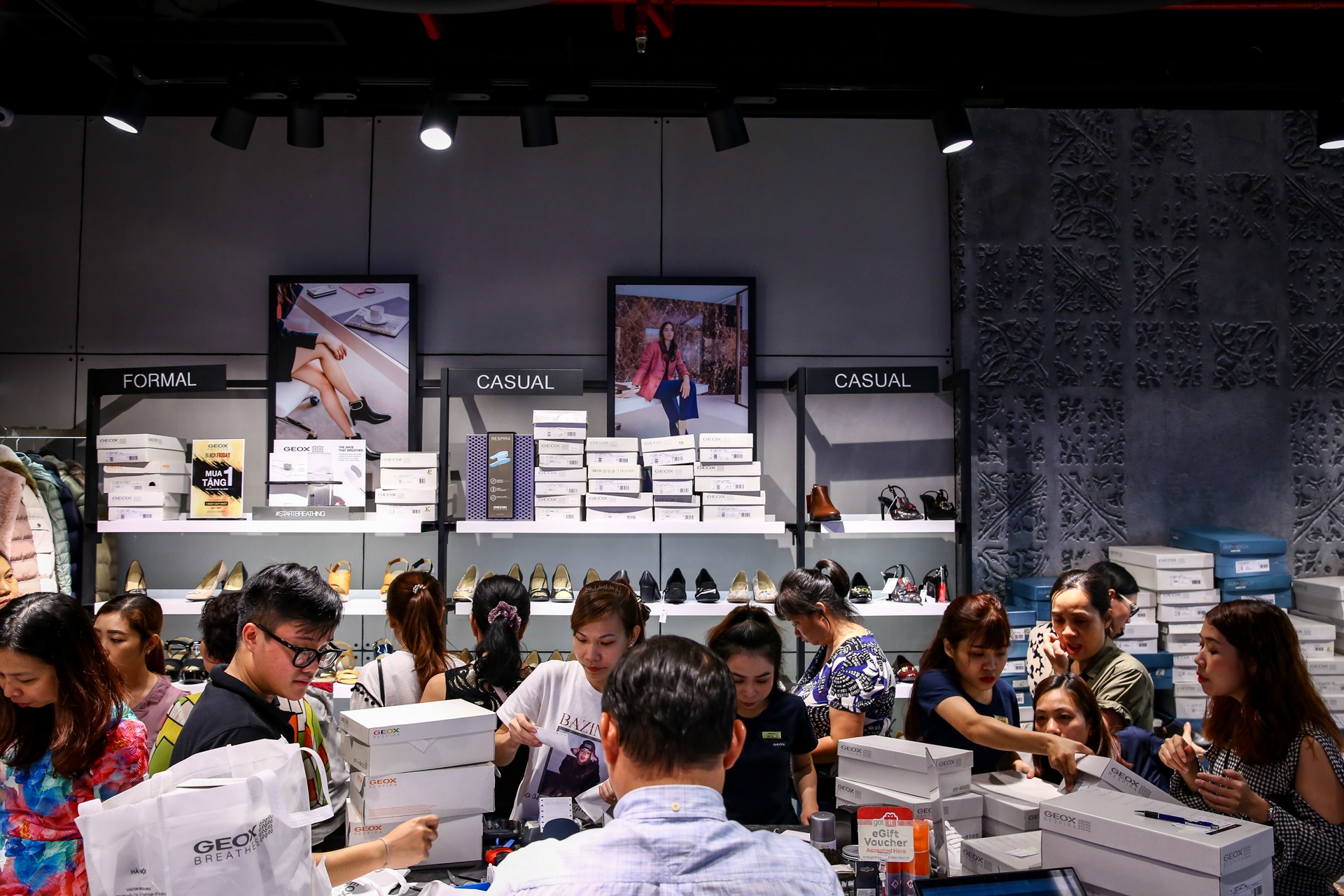 dan cong so tron viec di san hang giam gia black friday anh 5