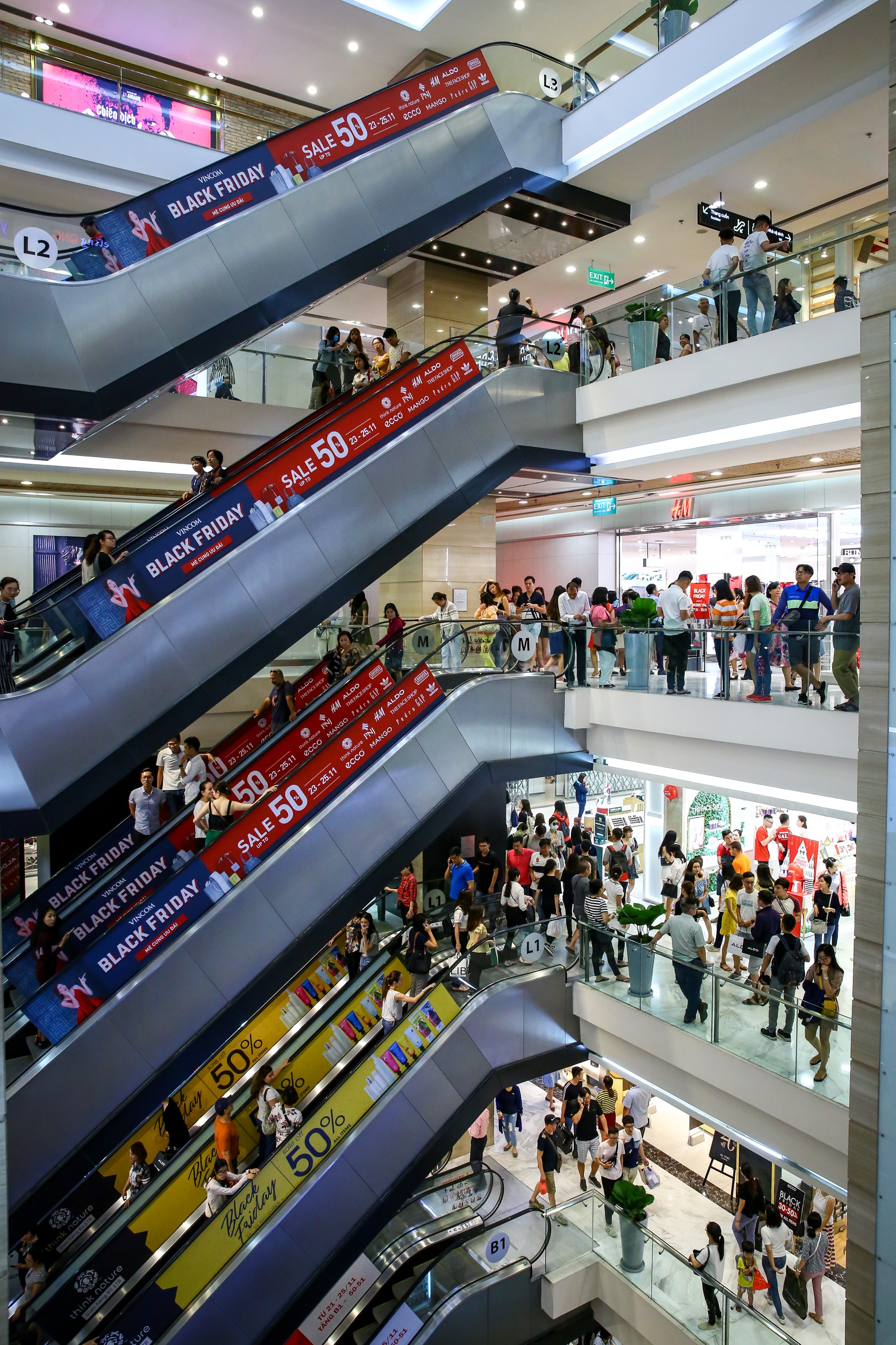 dan cong so tron viec di san hang giam gia black friday anh 4