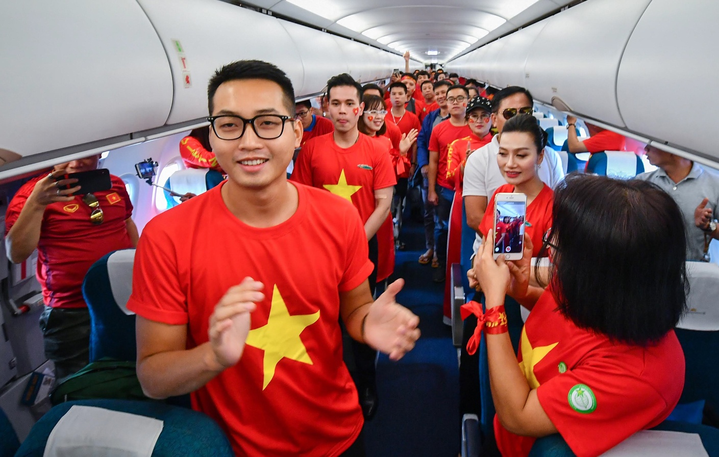 CDV cuong nhiet hat Quoc ca tu tren may bay xuong duong o Philippines hinh anh