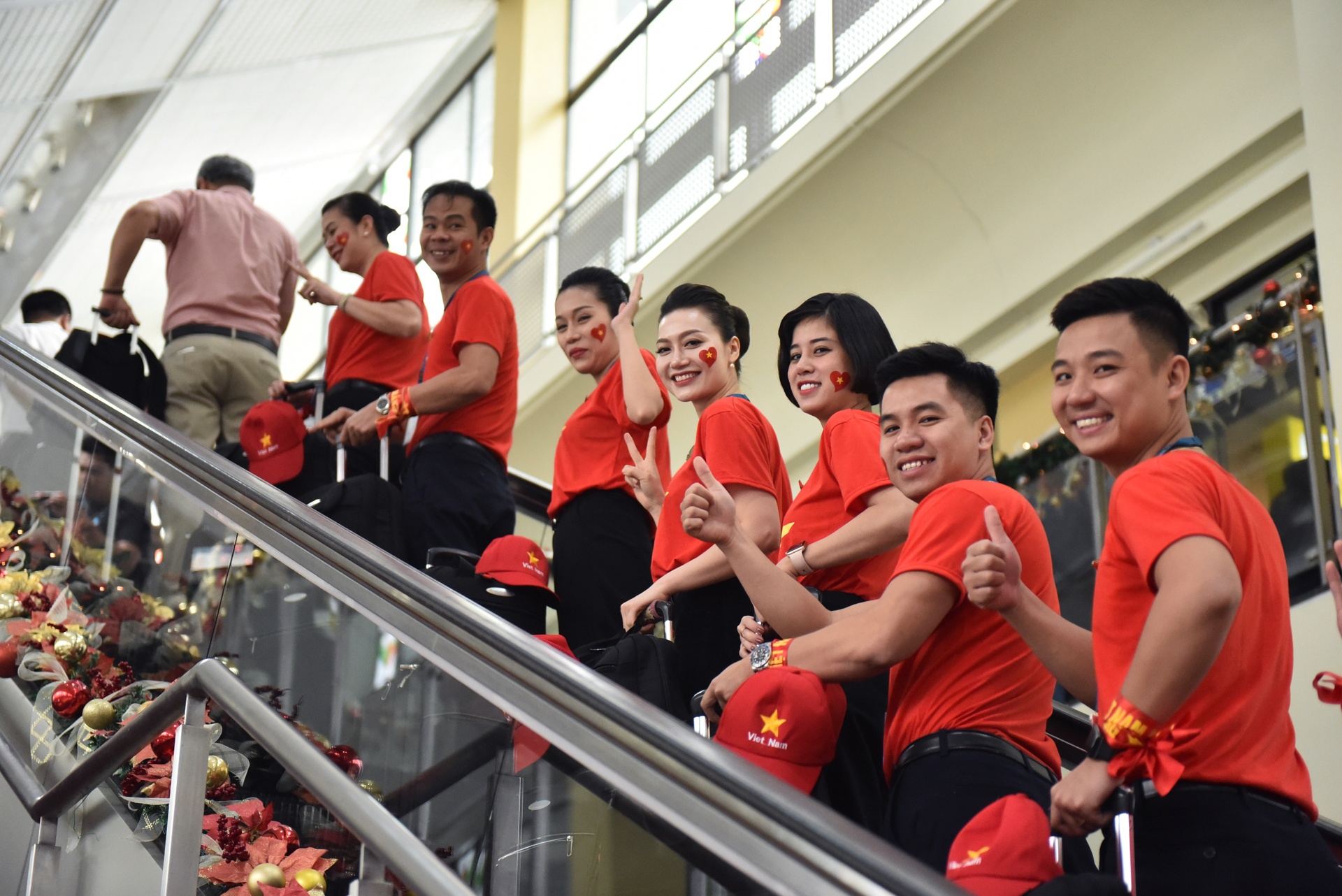 hanh trinh sang Philippines co vu doi tuyen Viet Nam cua gan 300 co dong vien sai gon anh 1