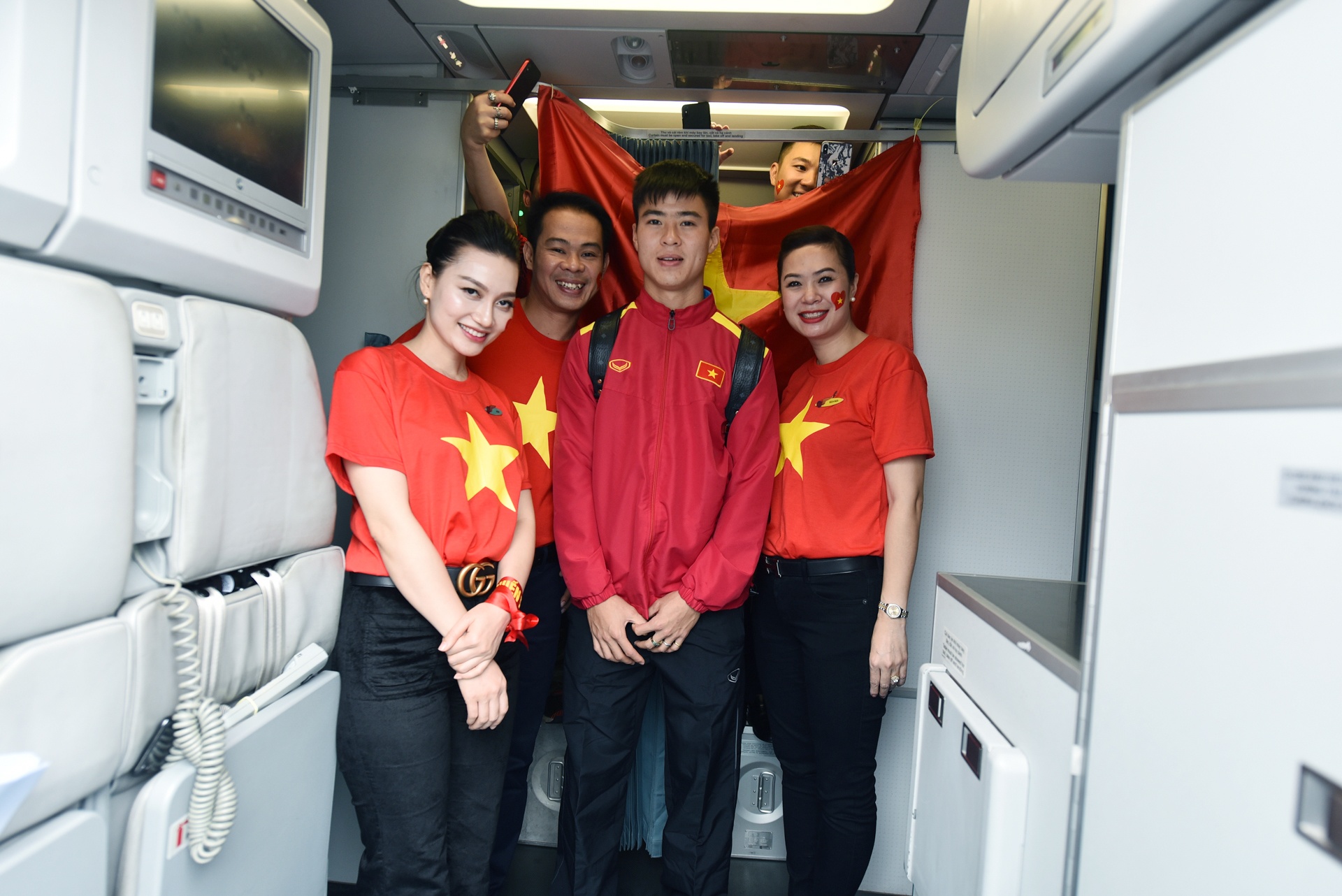 hanh trinh sang Philippines co vu doi tuyen Viet Nam cua gan 300 co dong vien sai gon anh 9