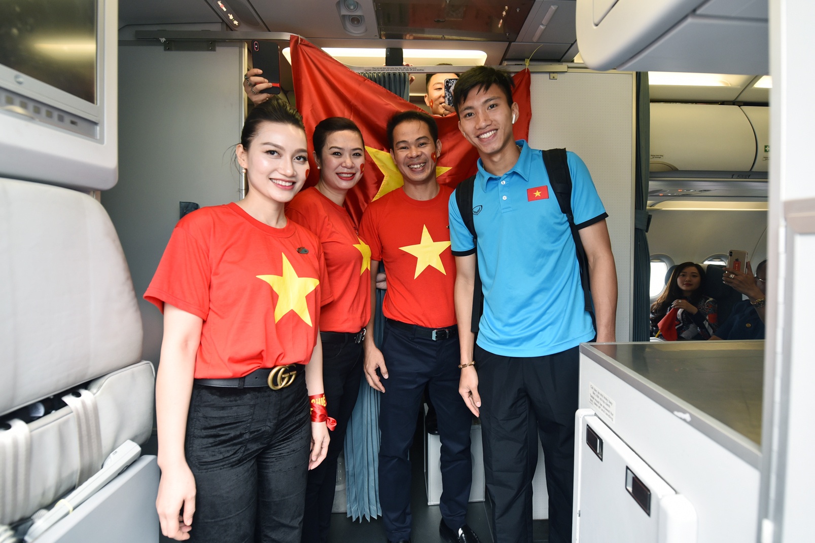 hanh trinh sang Philippines co vu doi tuyen Viet Nam cua gan 300 co dong vien sai gon anh 7