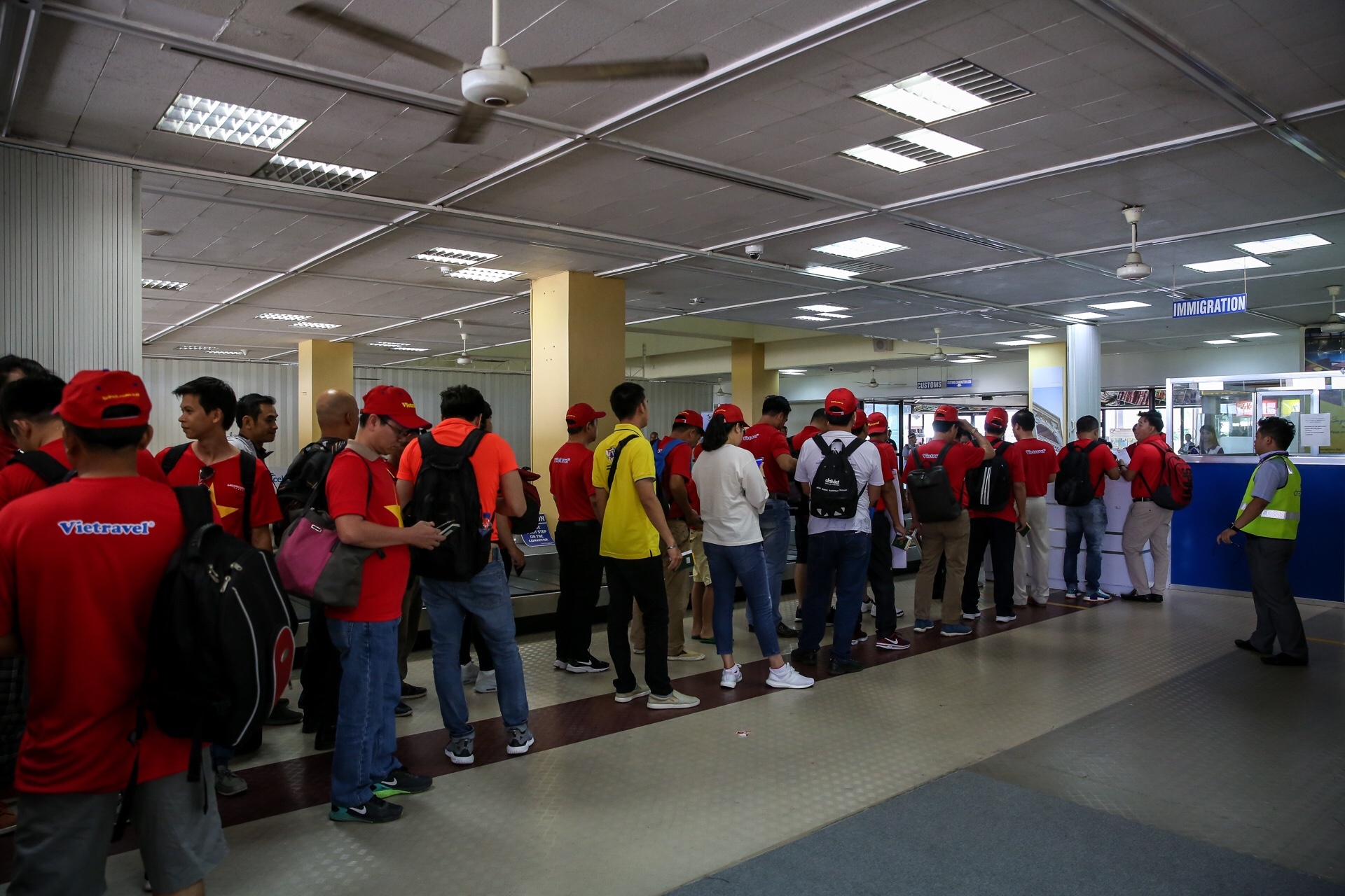 hanh trinh sang Philippines co vu doi tuyen Viet Nam cua gan 300 co dong vien sai gon anh 7