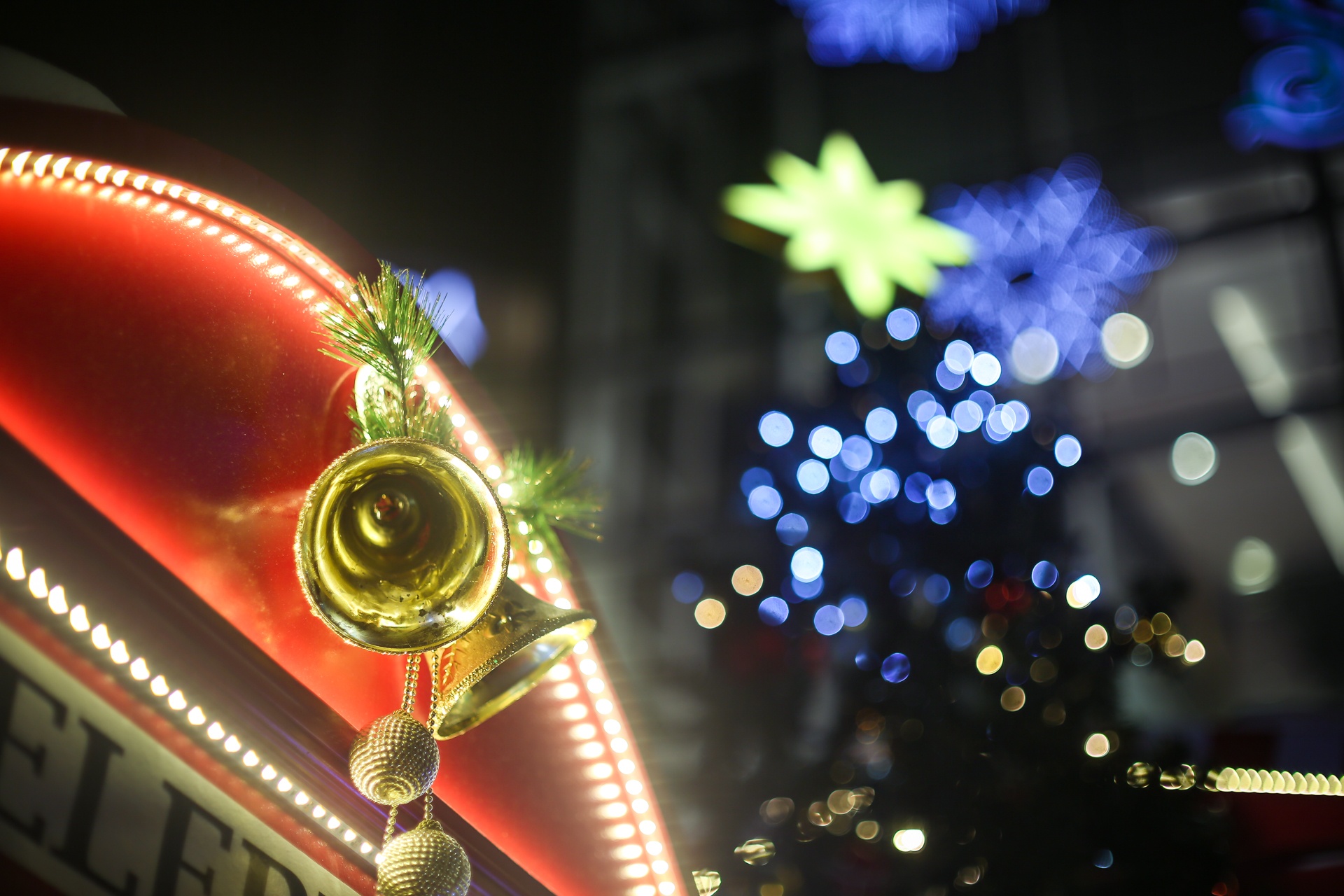 Khong khi Giang sinh tren duong pho Sai Gon hinh anh