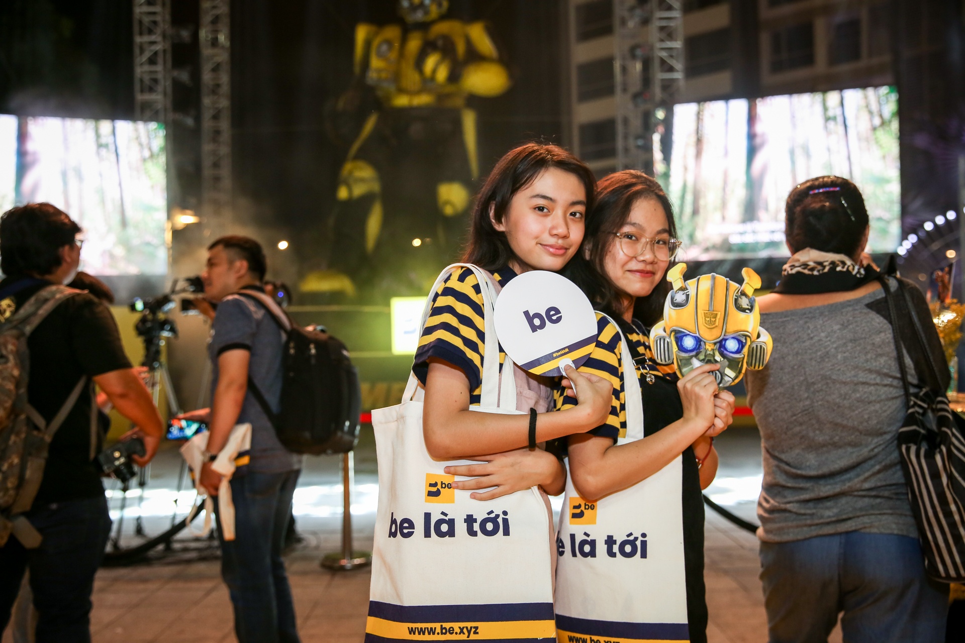 Gioi tre hao hung check-in cung mo hinh Bumblebee khong lo hinh anh