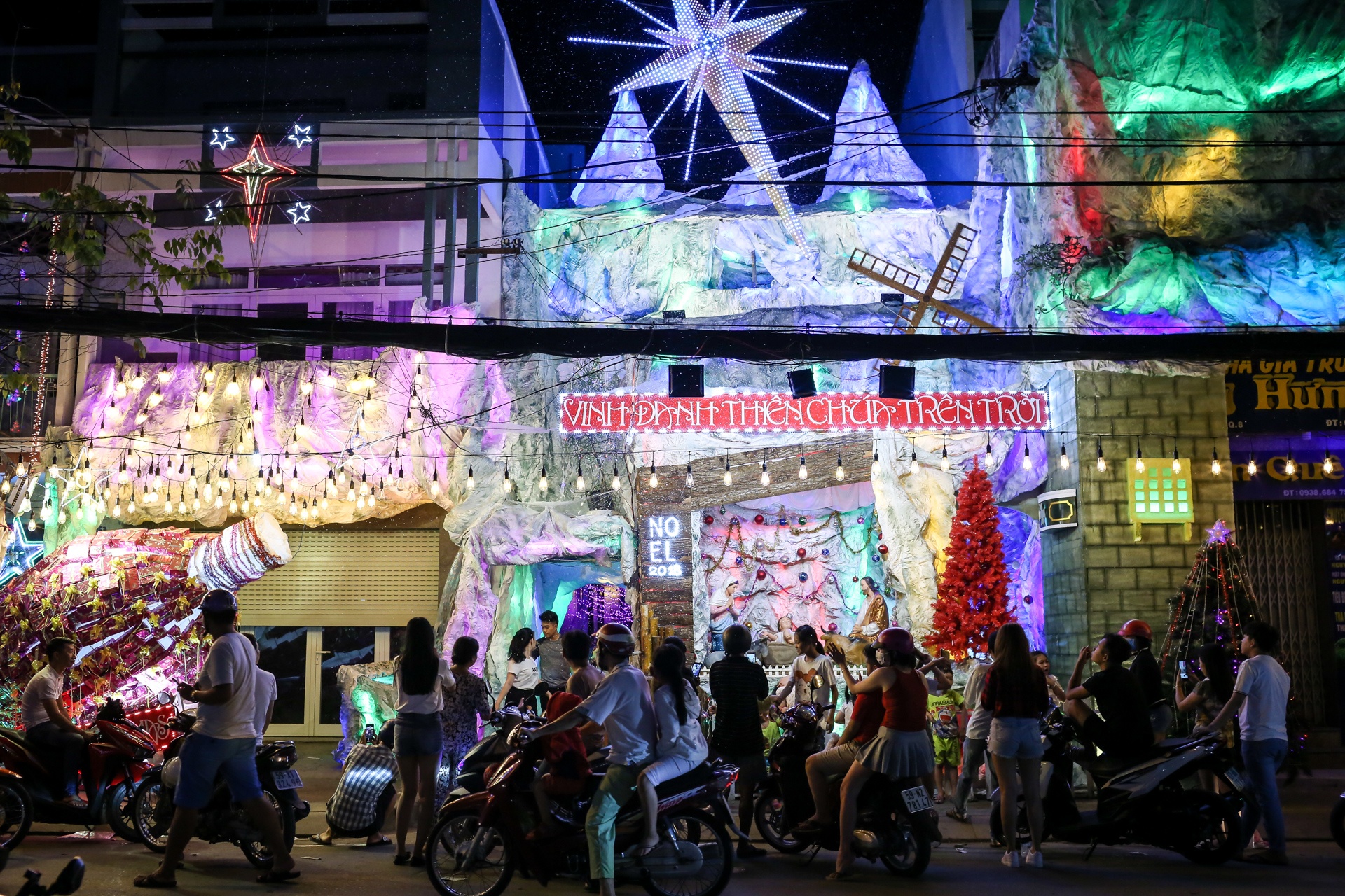 Canh chen chuc di choi Noel o xom dao quan 8 hinh anh