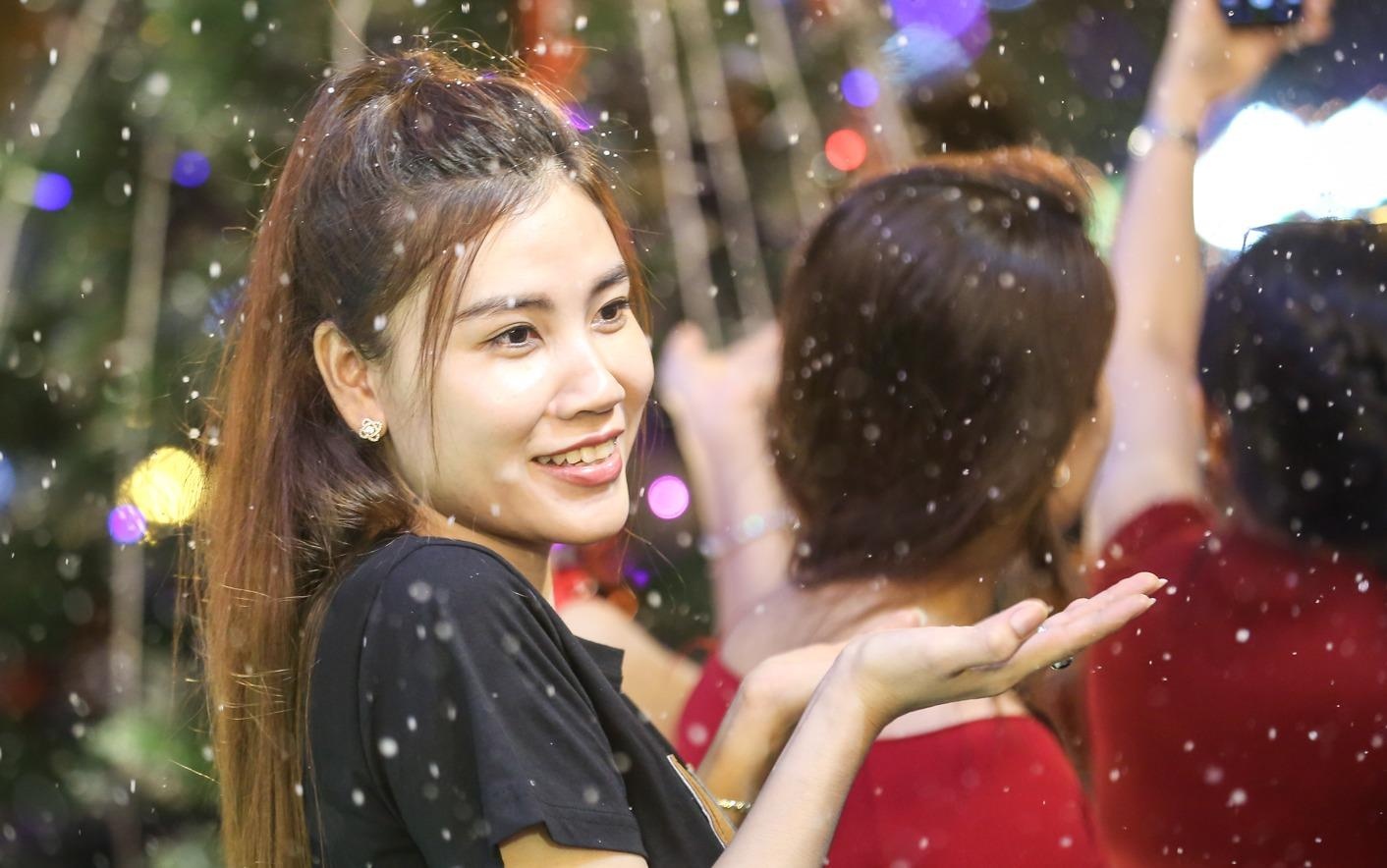 Nghin nguoi do ve xom dao quan 8 choi Noel som hinh anh