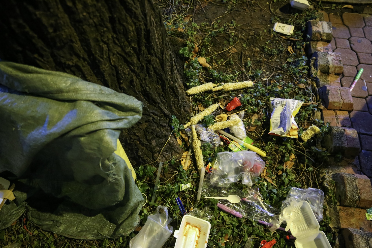 duong pho sai gon ngap rac sau dem giang sinh anh 7