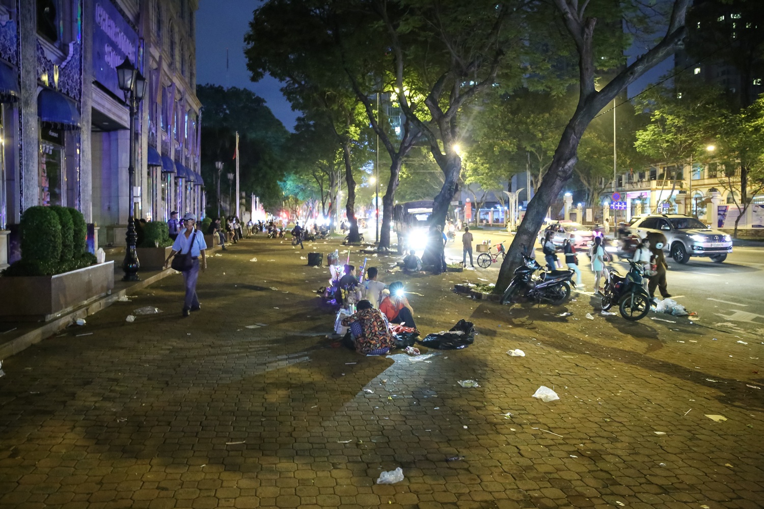 duong pho sai gon ngap rac sau dem giang sinh anh 2