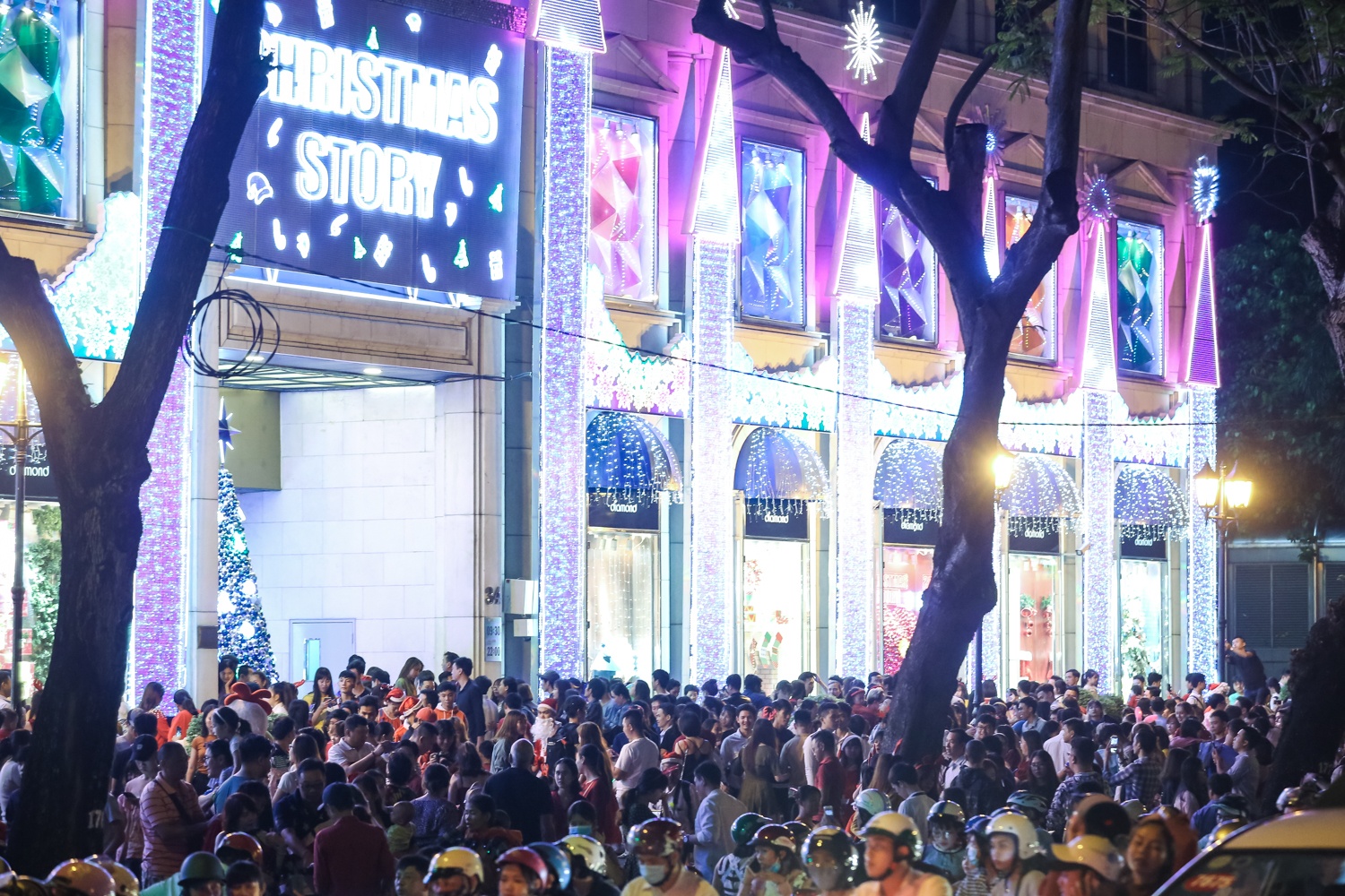 duong pho sai gon ngap rac sau dem giang sinh anh 1