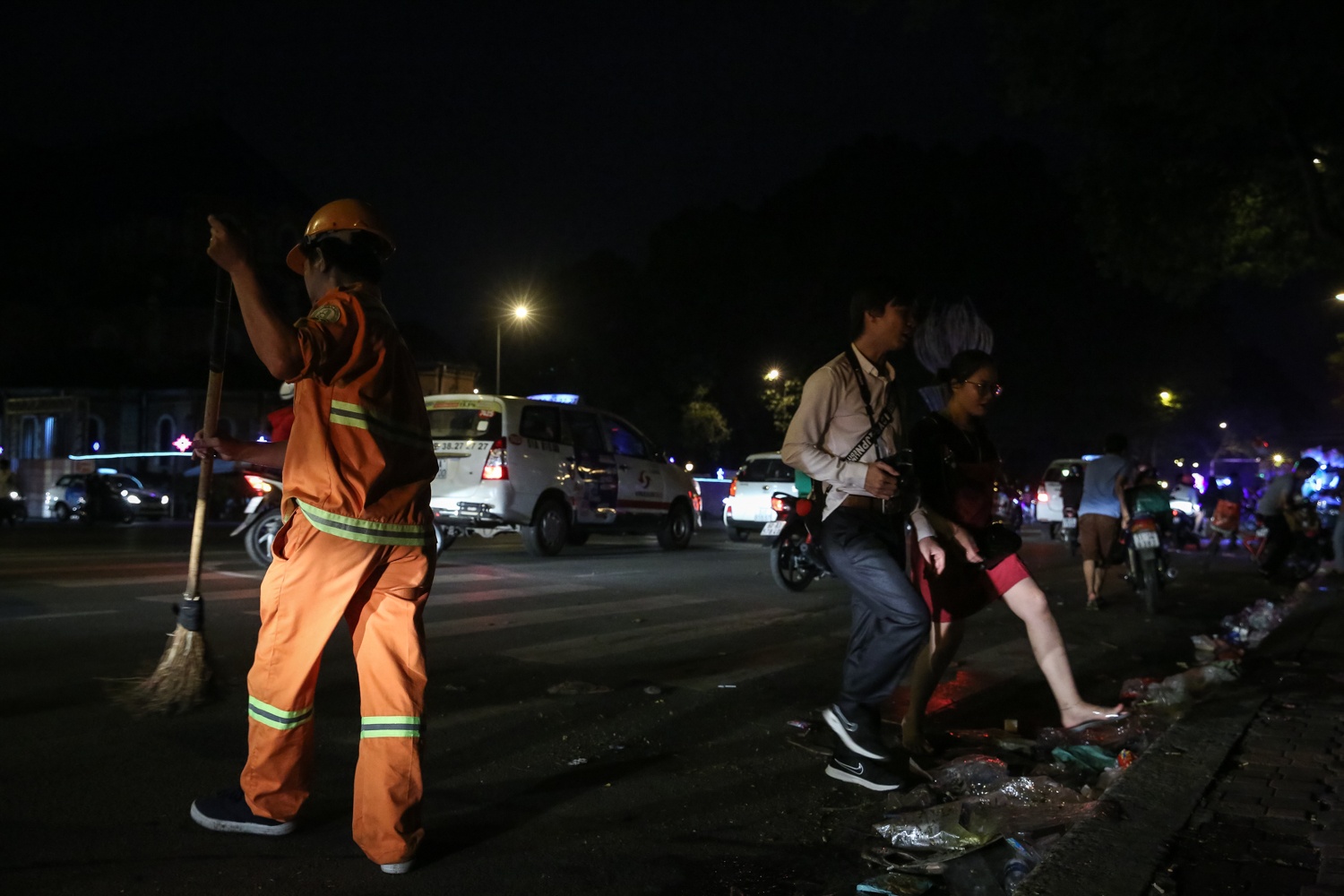 duong pho sai gon ngap rac sau dem giang sinh anh 9