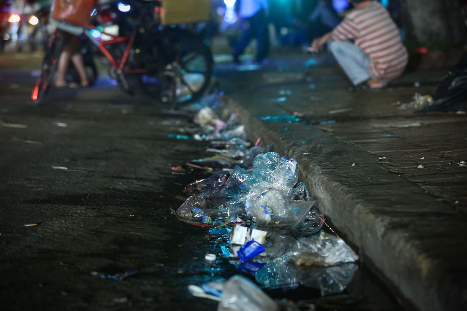 duong pho sai gon ngap rac sau dem giang sinh anh 3