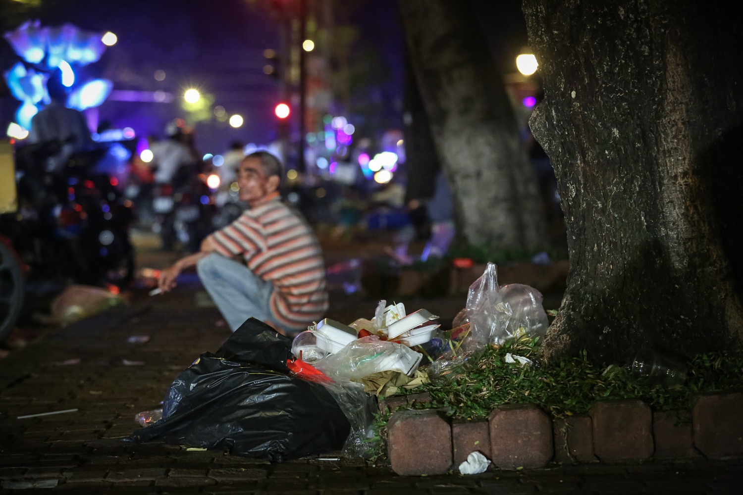 duong pho sai gon ngap rac sau dem giang sinh anh 4