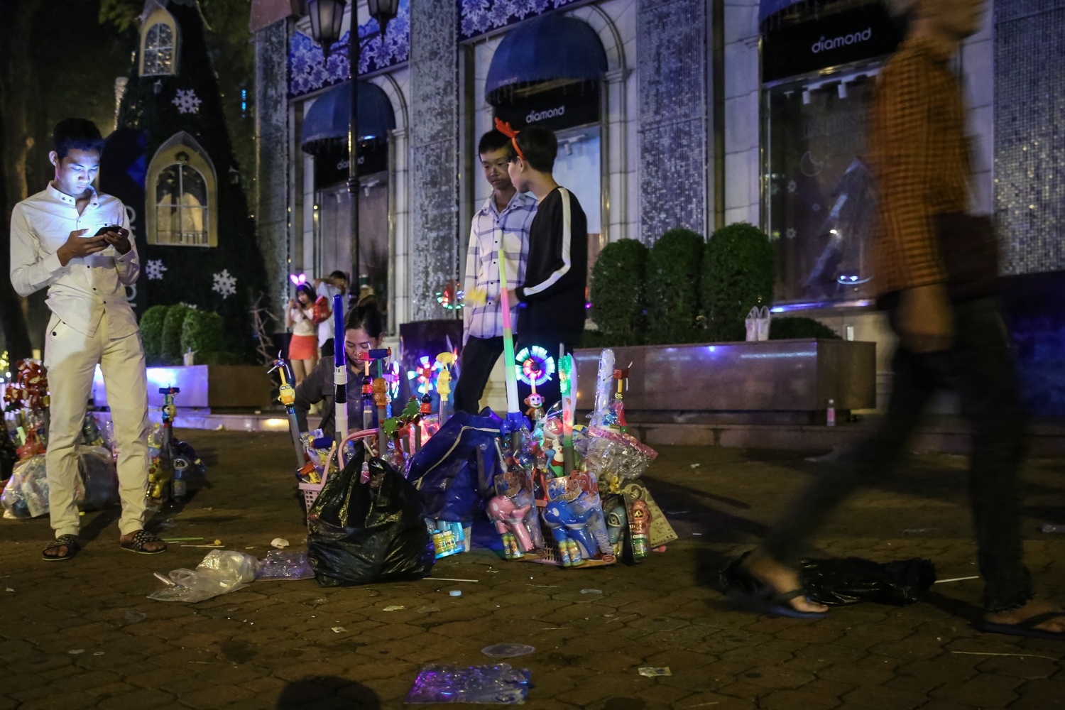 duong pho sai gon ngap rac sau dem giang sinh anh 5