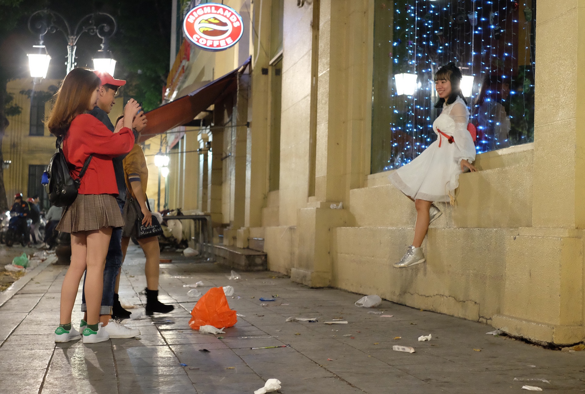 duong pho sai gon ngap rac sau dem giang sinh anh 10