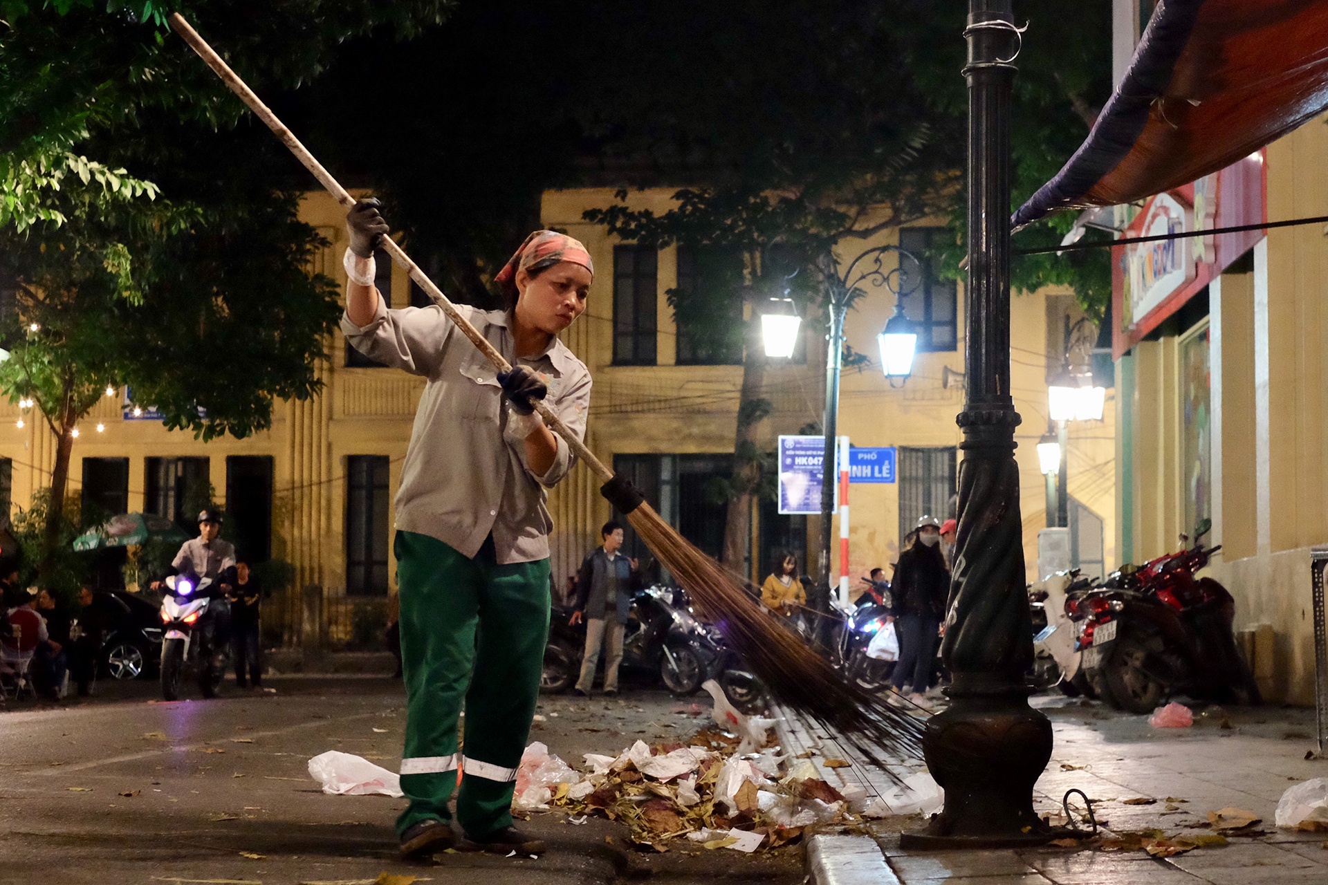 duong pho sai gon ngap rac sau dem giang sinh anh 13