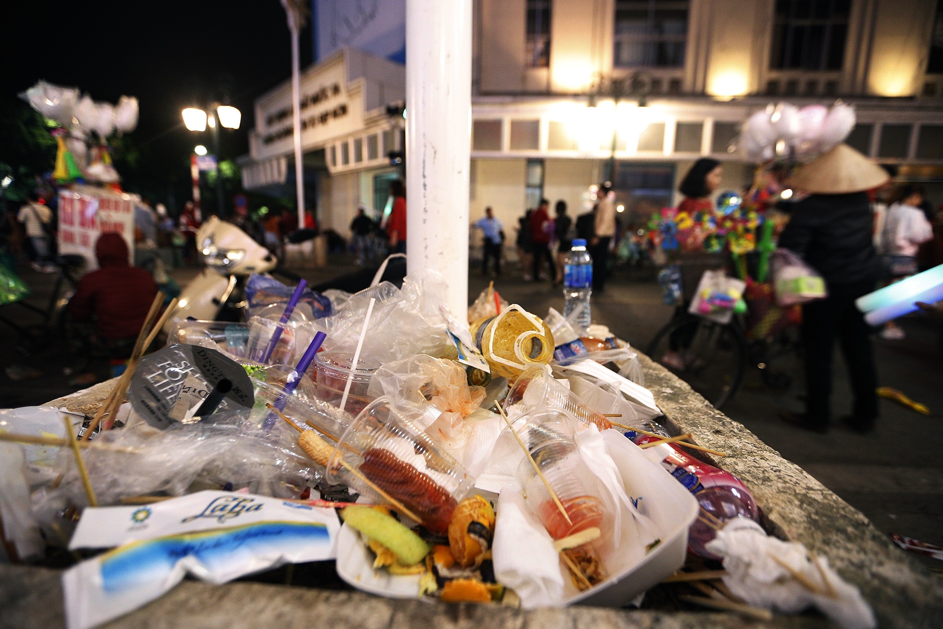 duong pho sai gon ngap rac sau dem giang sinh anh 11